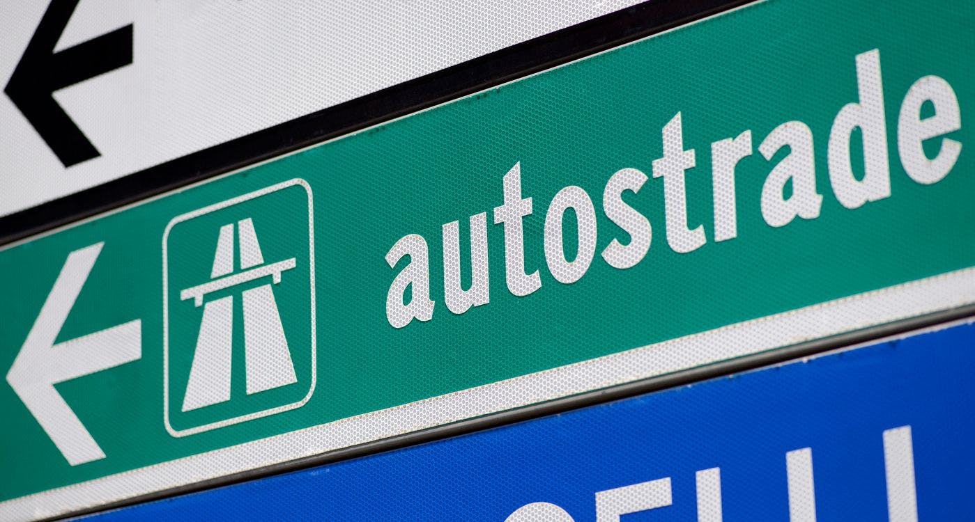 Panneau qui indique une autoroute en Italie.