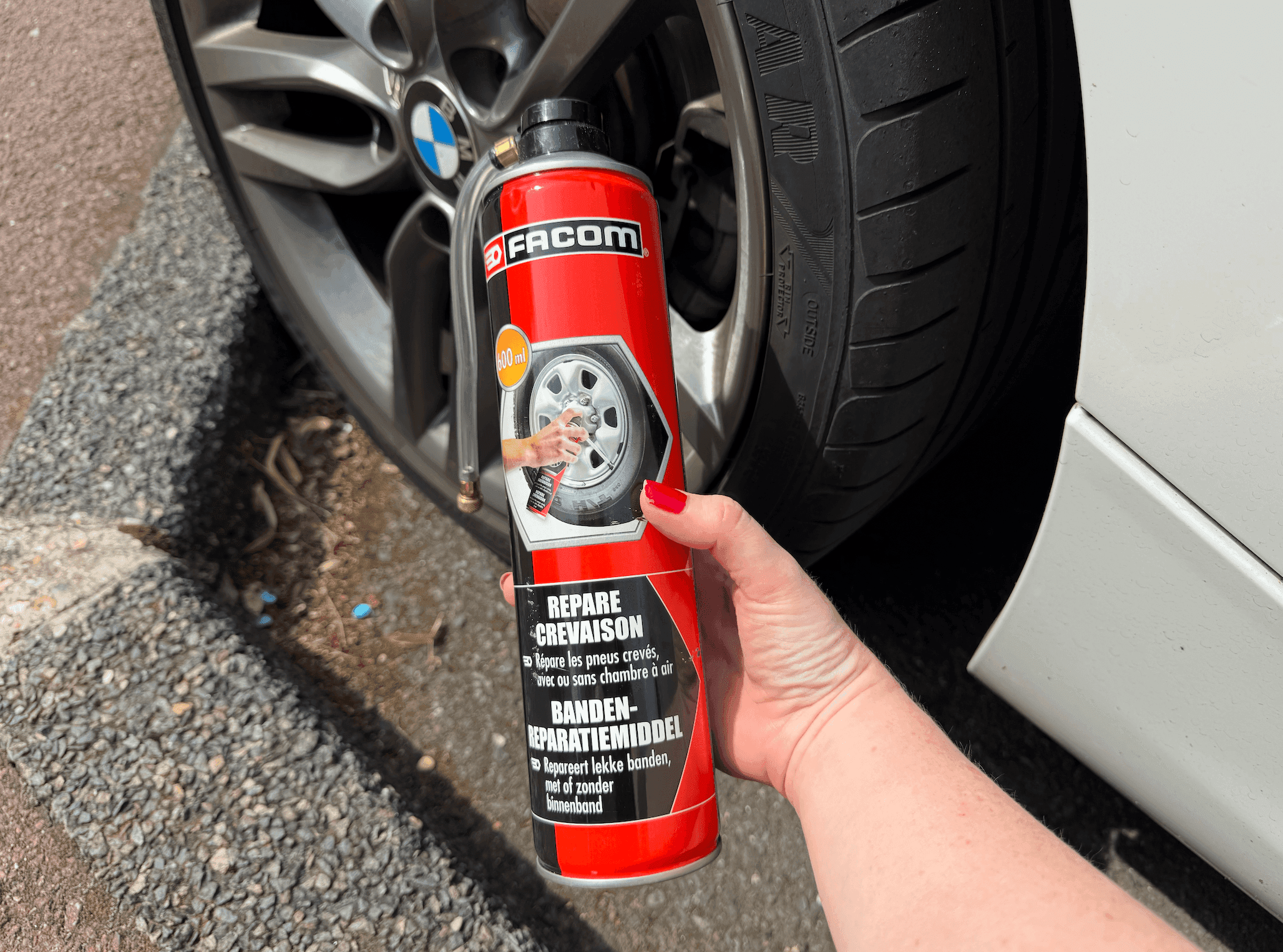 Ce spray rebouche la fuite temporairement, histoire de rouler jusqu’au garage le plus proche. ©Roole