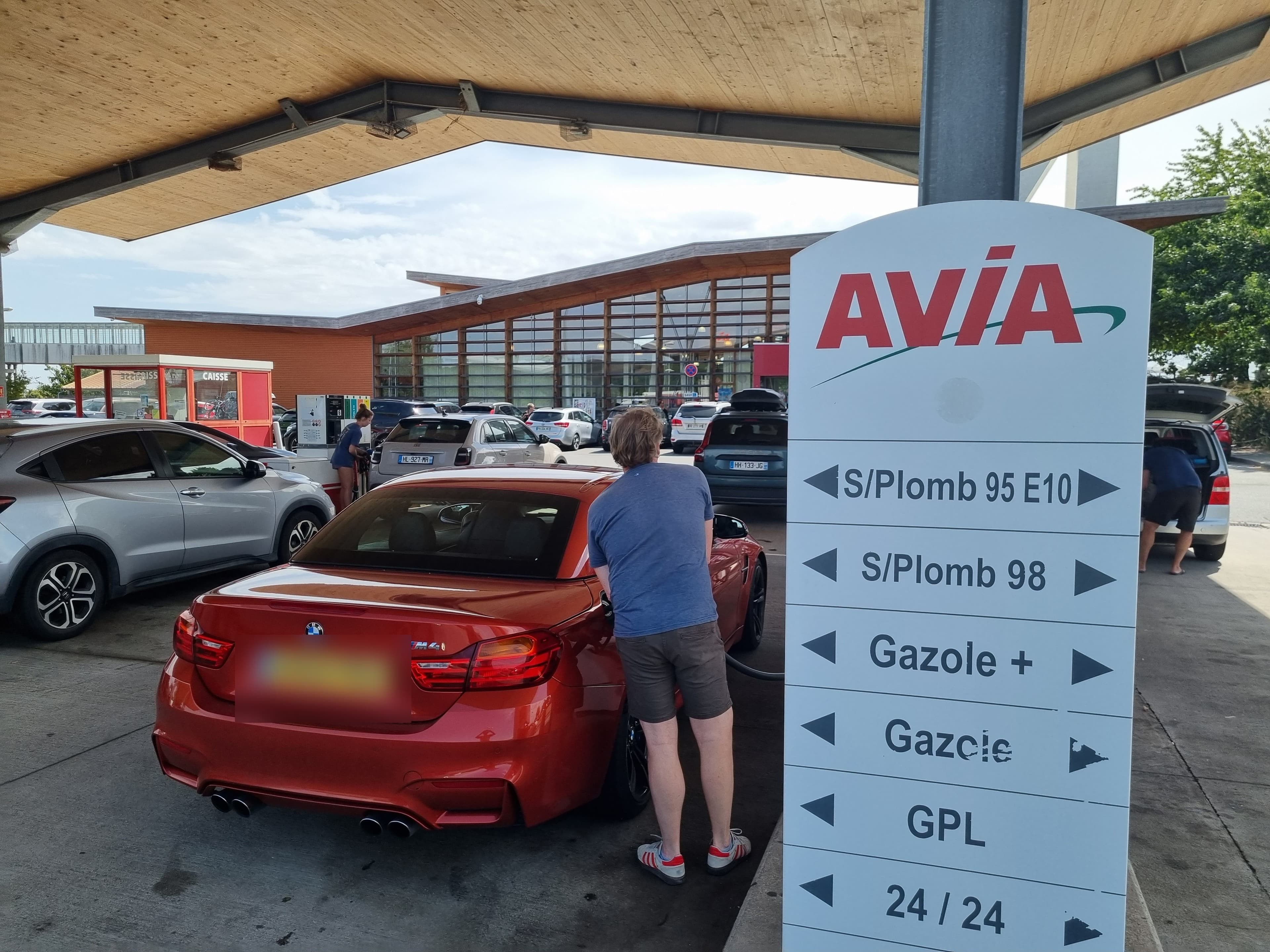 Un automobiliste fait son plein dans une station service