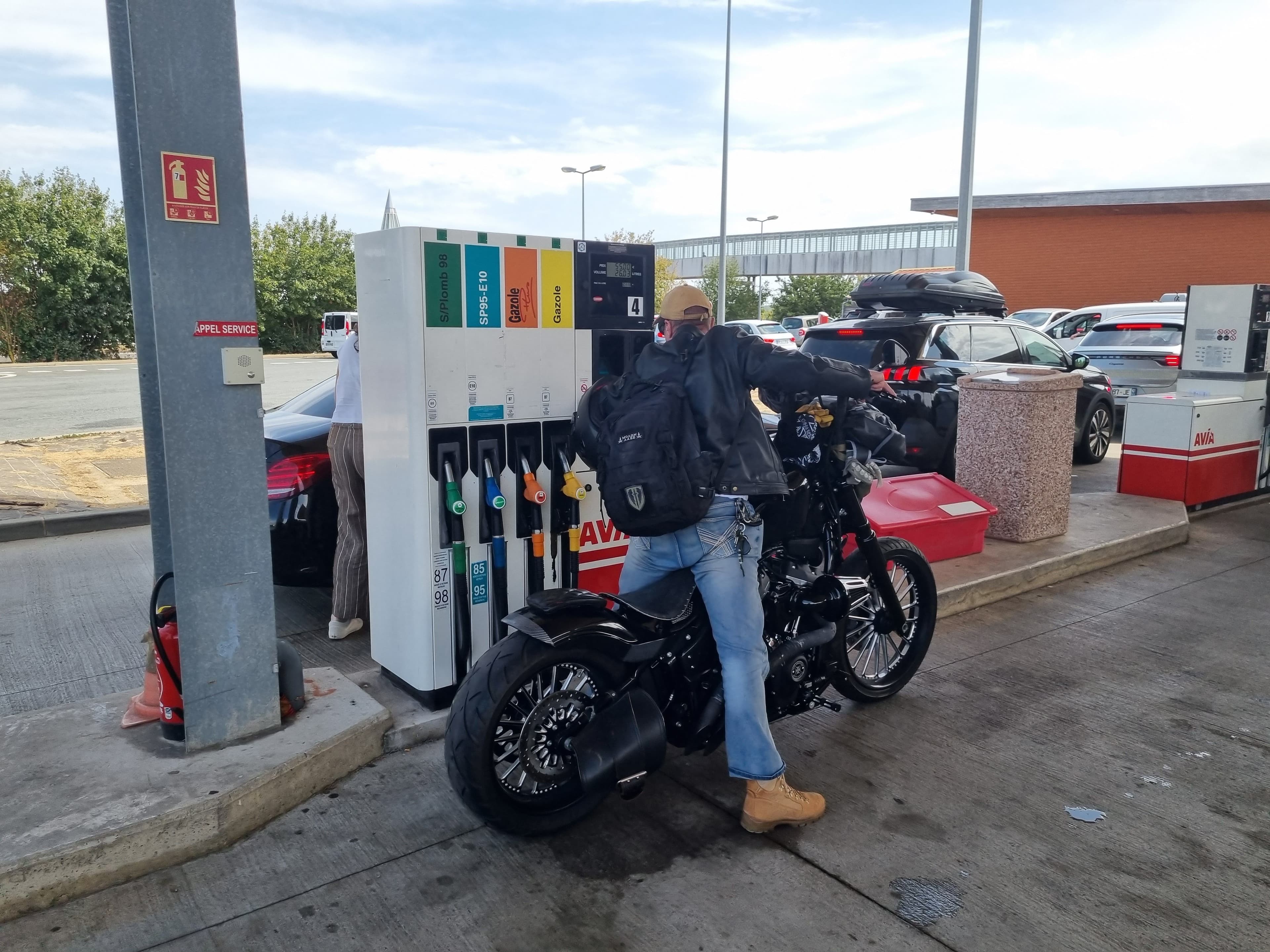 Un motard fait son plein.