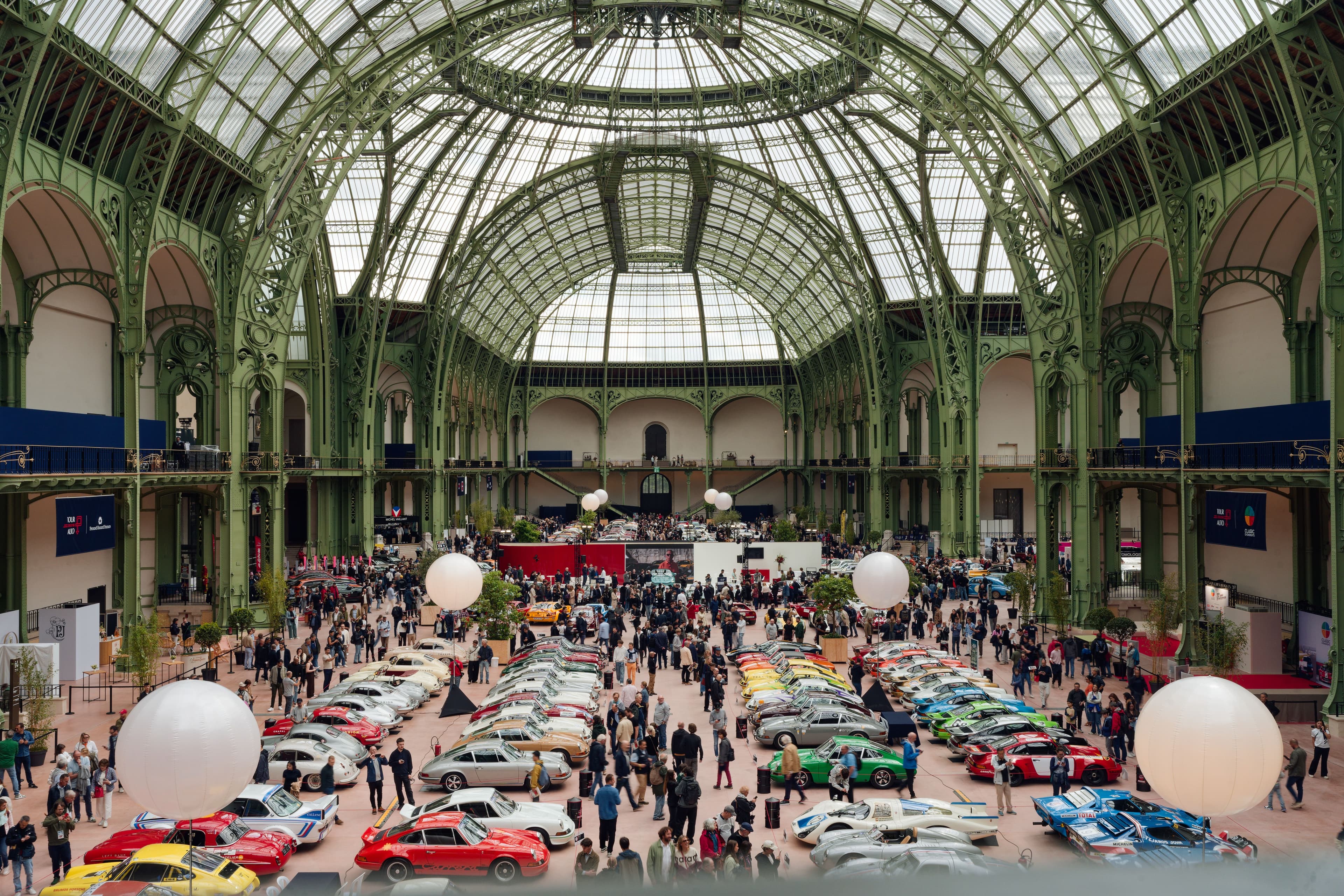 Exposition des voitures du Tour Auto 2026 sous la nef du Grand Palais. ©nbremaud