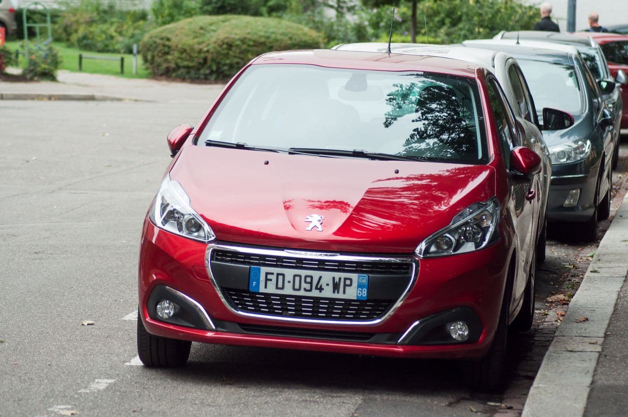 Une Peugeot 208 garée.