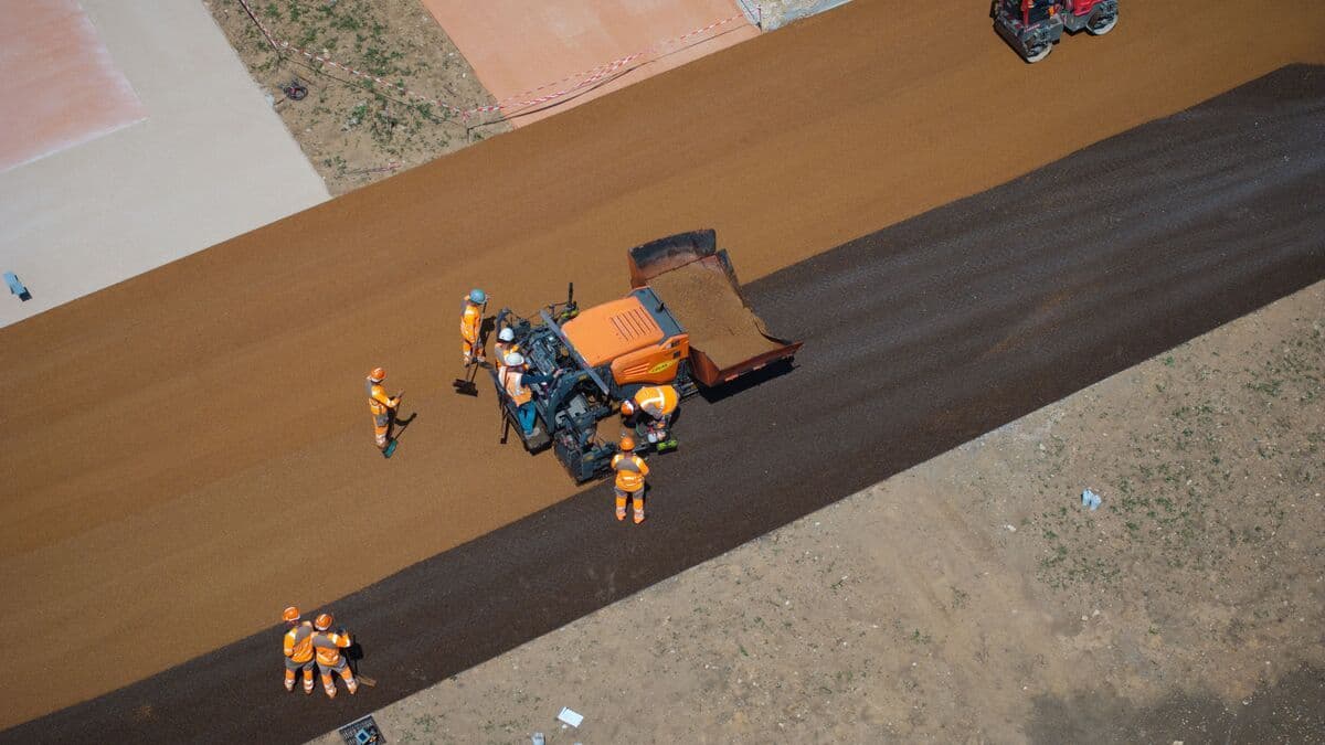 Un chantier de pose d'enrobé biosourcé mené par Colas au collège de Bethoncourt (Doubs). ©Colas