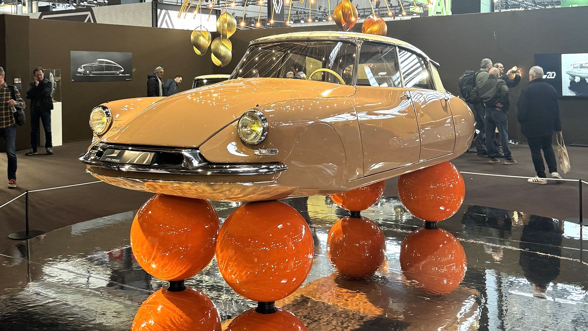 La Citroën DS Ballons, star du salon Rétromobile 2025