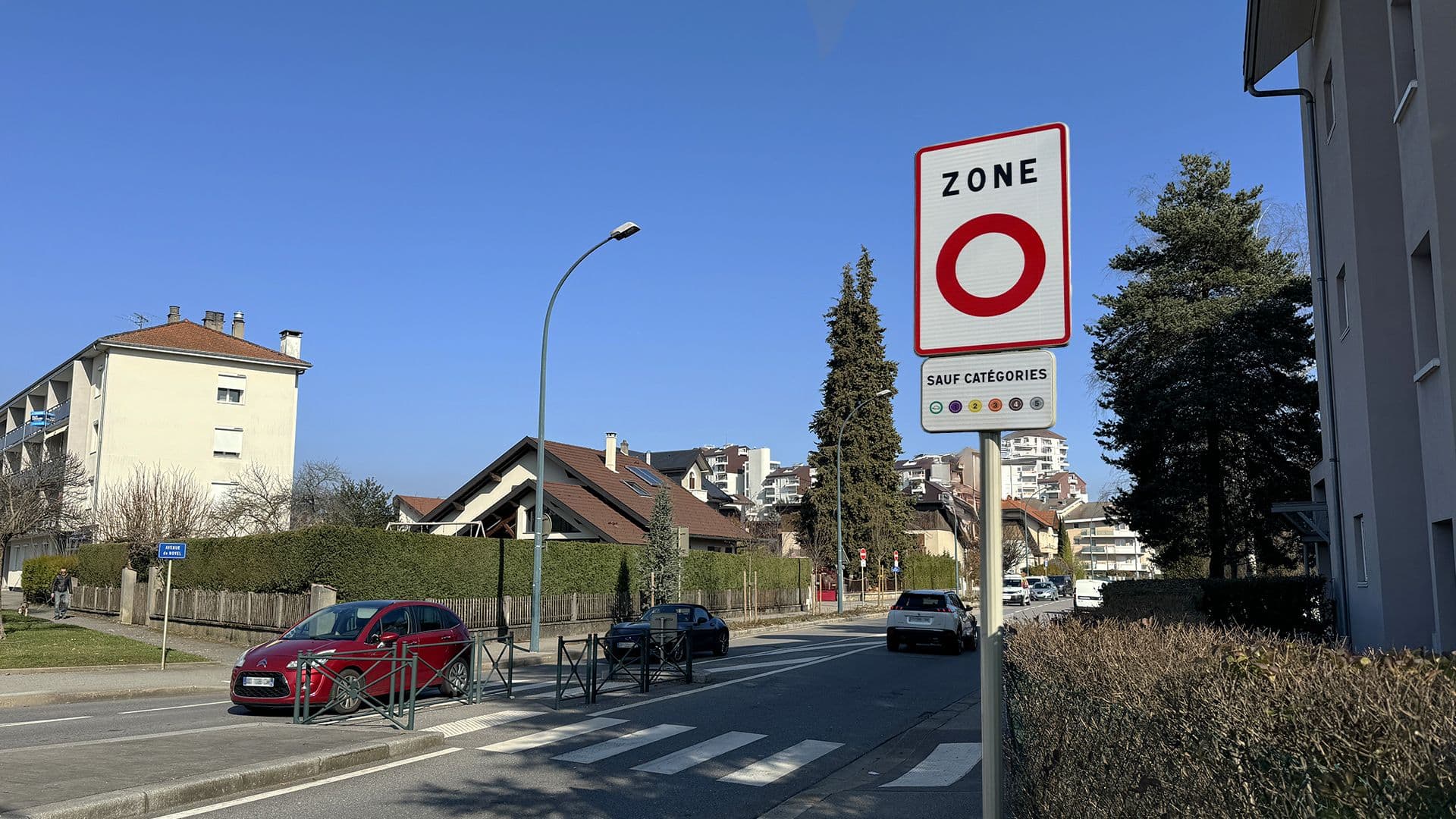 Un panneau indiquant l'entrée dans la ZFE d'Annecy