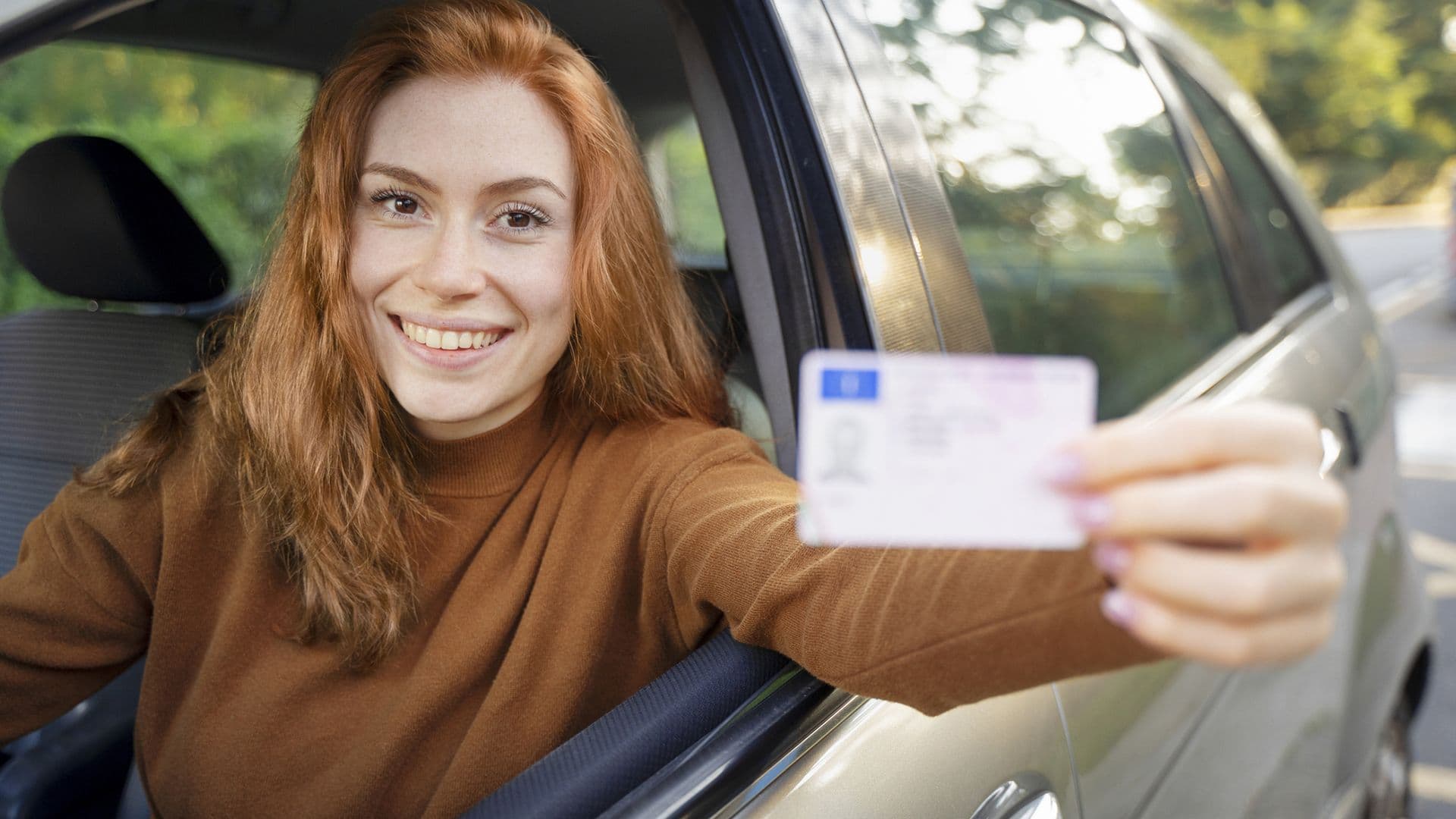 Image d’une candidate au permis de conduire satisfaite, illustrant les meilleurs jours de la semaine pour passer le permis de conduire en France.