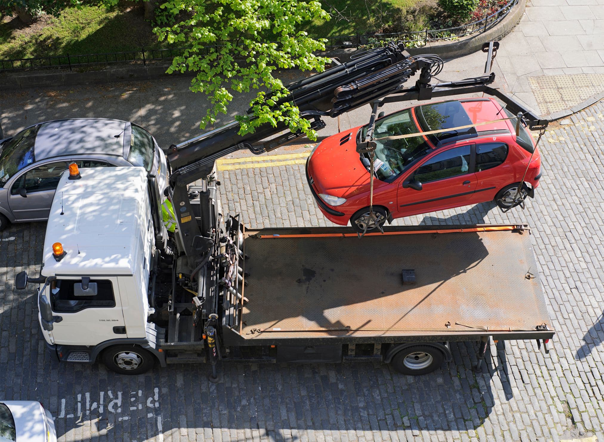 Voiture mal stationnée qui se fait enlever par la fourrière