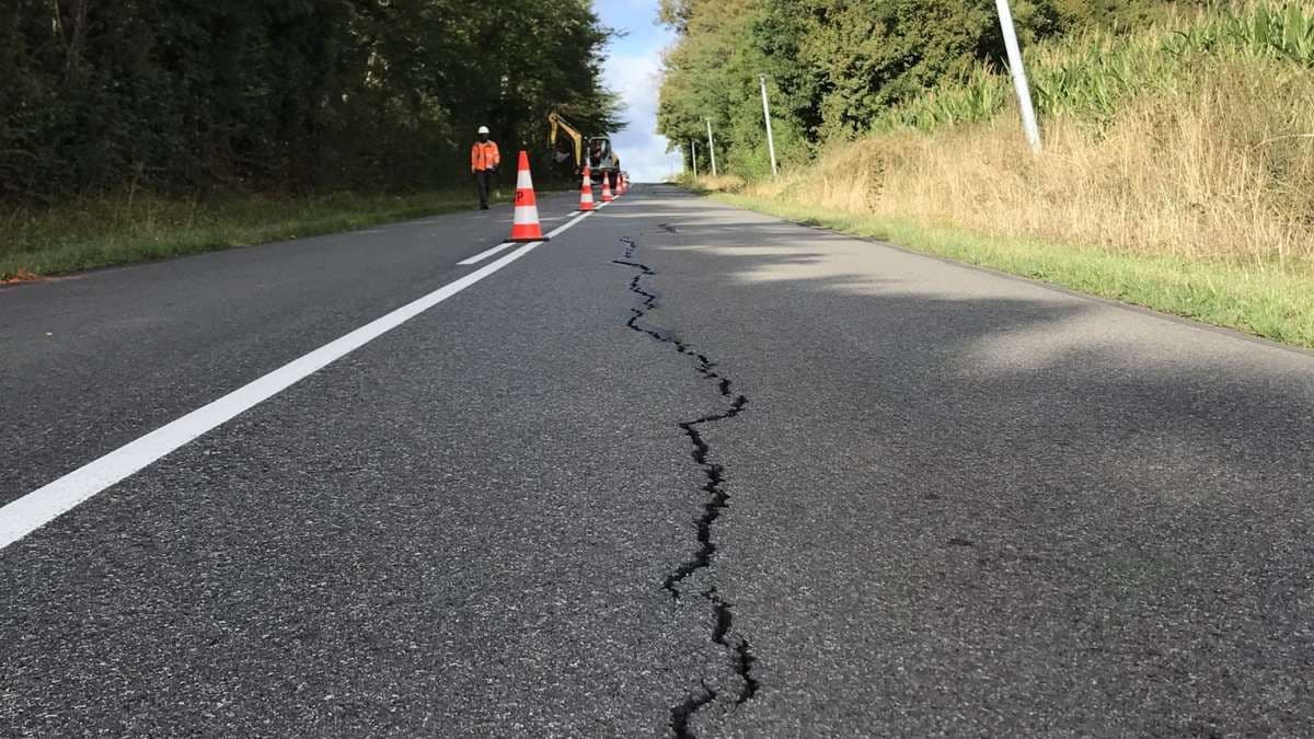 Une fissure sur une route. 