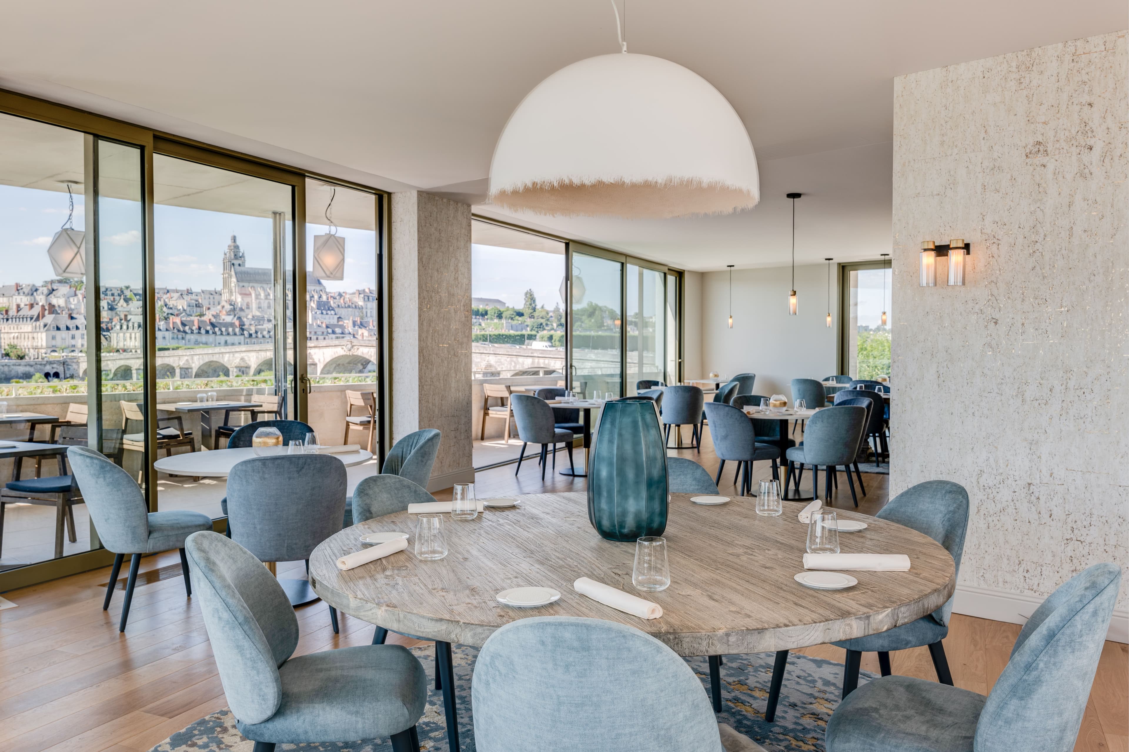 La terrasse du restaurant Amour Blanc offre une vue fabuleuse sur la Loire. ©FleurdeLoire