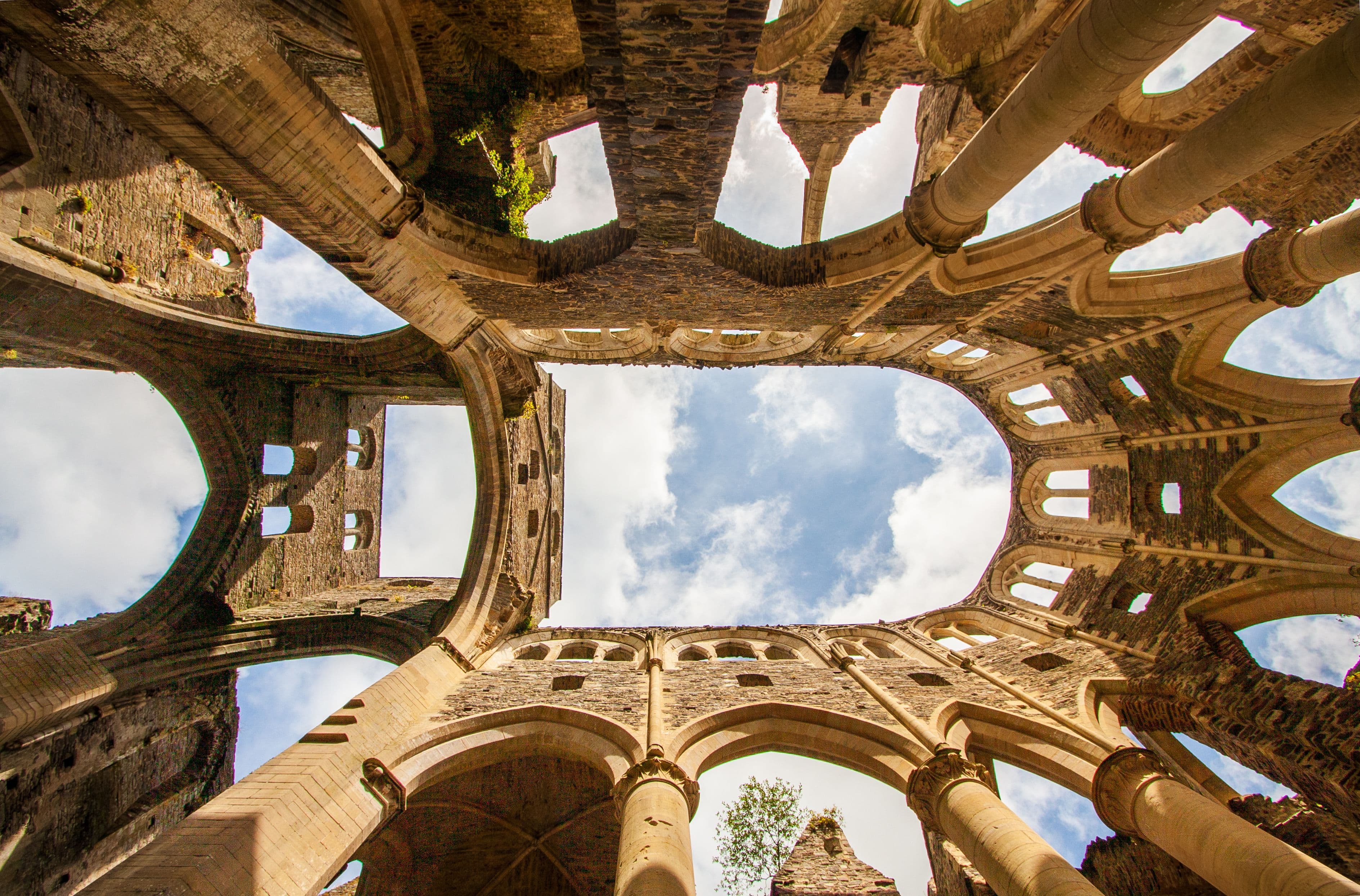 La nef à ciel ouvert de l'Abbaye de Hambye. ©Klaus Brauner