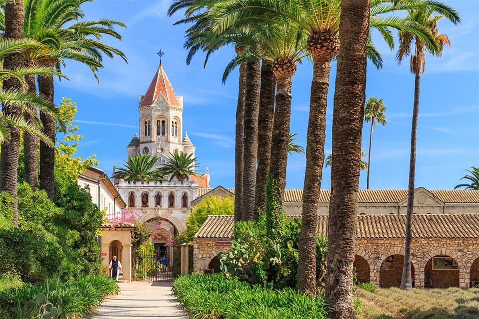 S'imprégner de l'ambiance et du cadre uniques de l'Abbaye de Lerins. ©HerveFabre