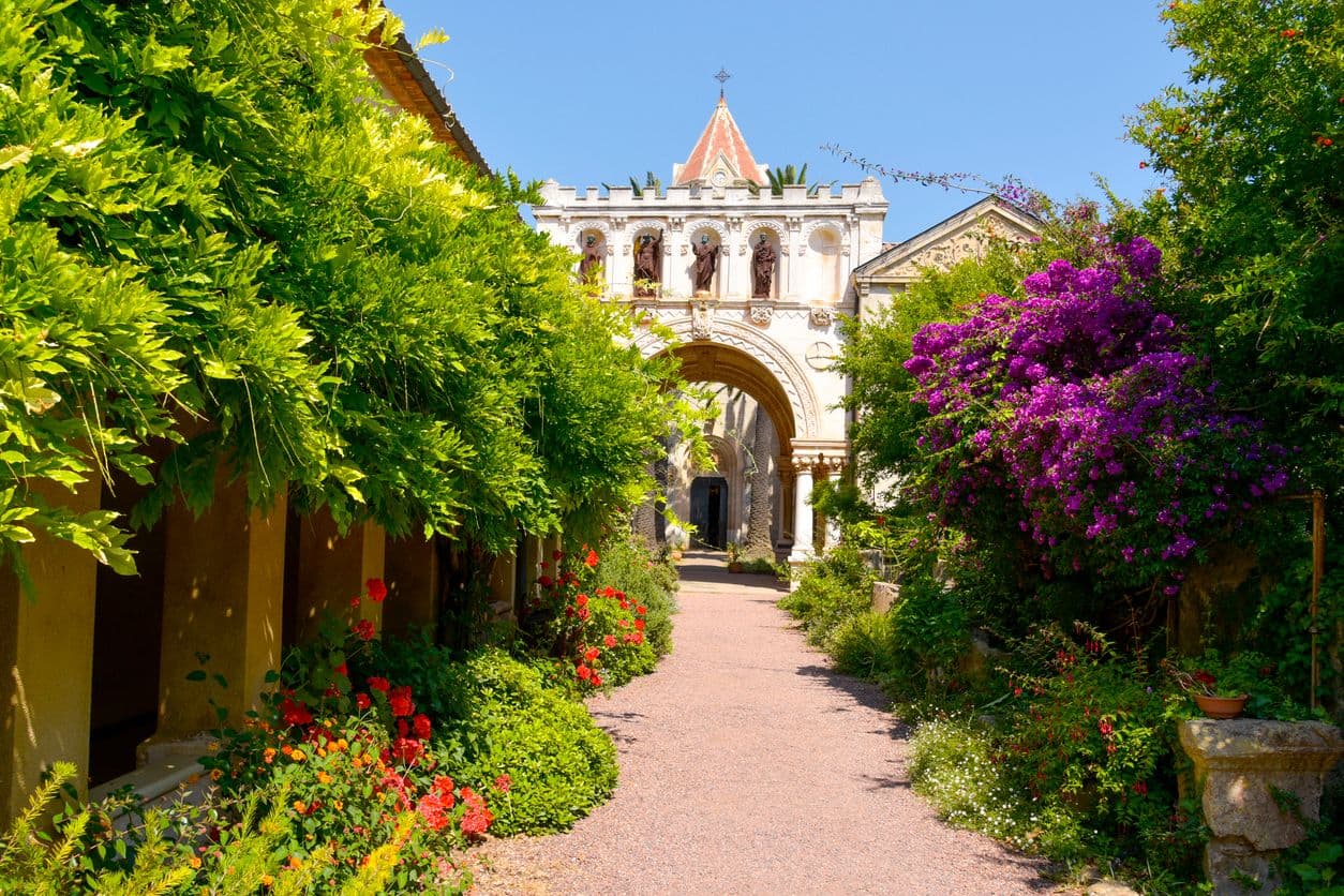 S'imprégner de l'ambiance et du cadre uniques de l'Abbaye de Lerins ©nito100 - IStock