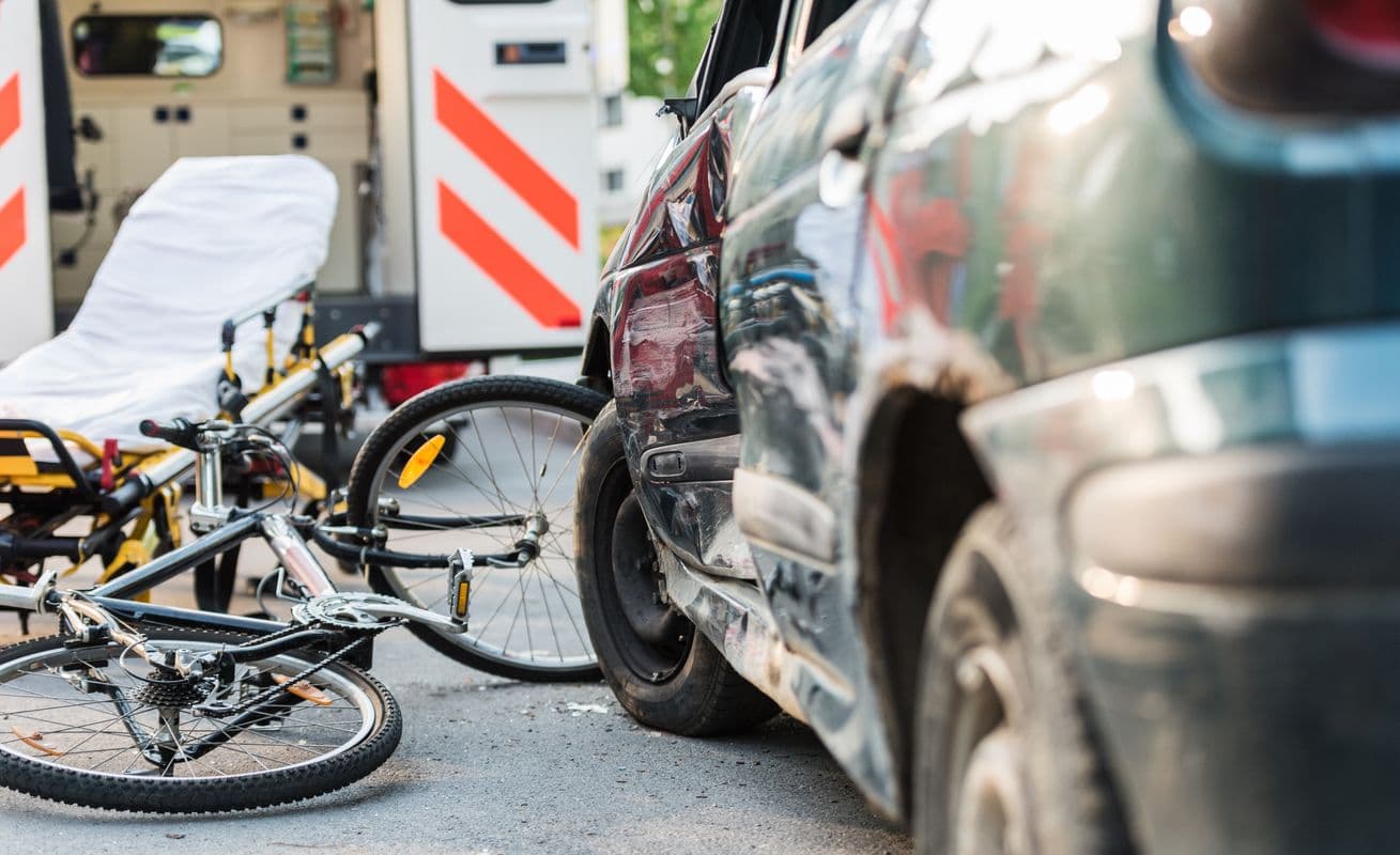 Un cycliste renversé par une voiture.