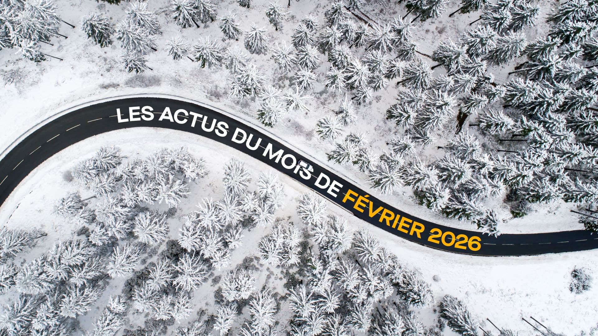 Une route enneigée vue du ciel