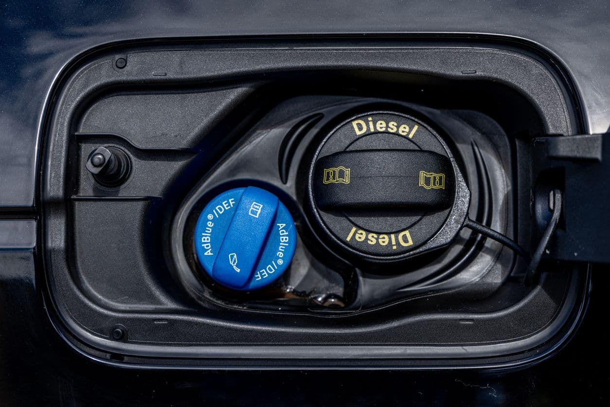 Zoom sur la trappe à carburant, avec un côté réservé au diesel et l'autre à l'Adblue