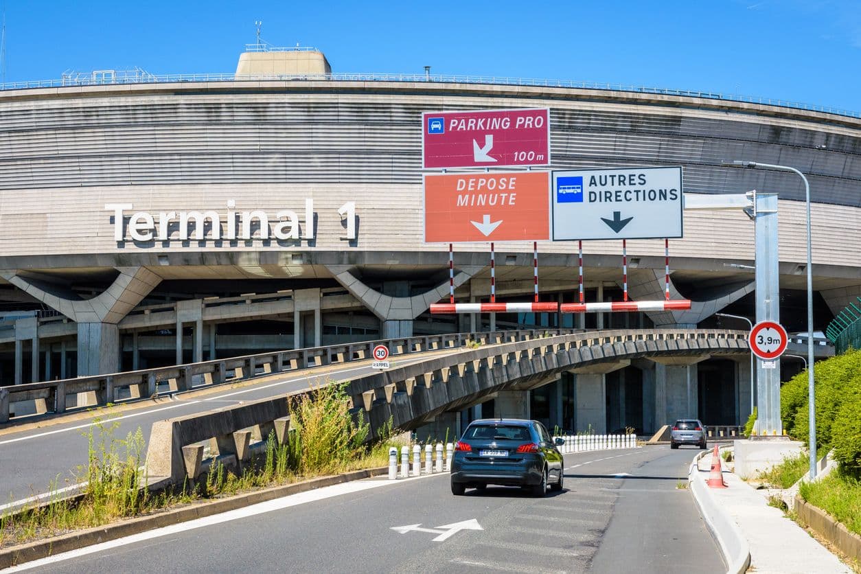 Entrée du Terminal 1 à l'aéroport de Roissy à Paris.