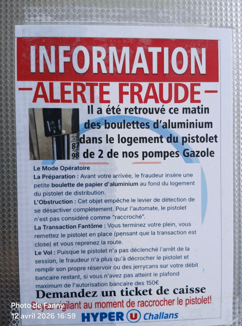 Affiche apposée sur les totems dans la station-service Hyper U de Challans en Vendée. ©Facebook