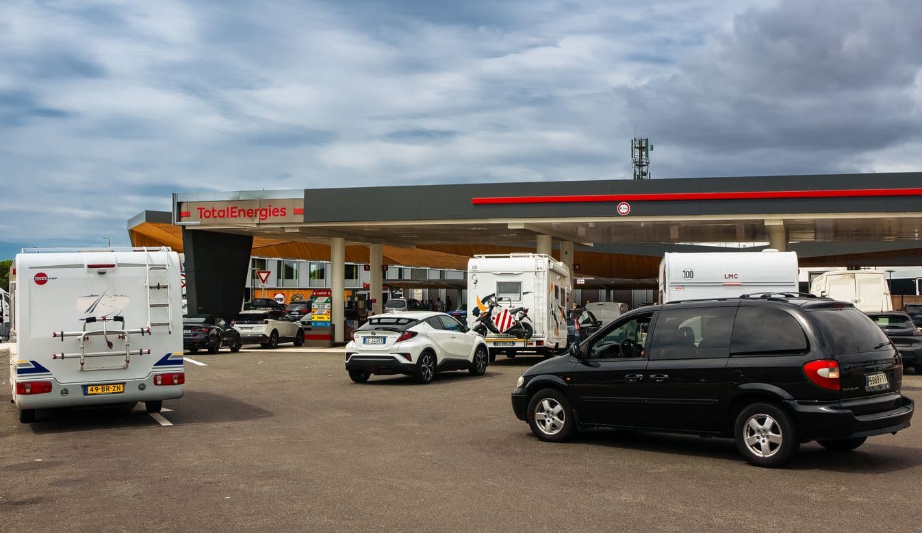 Une aire d'autoroute avec une station-service.