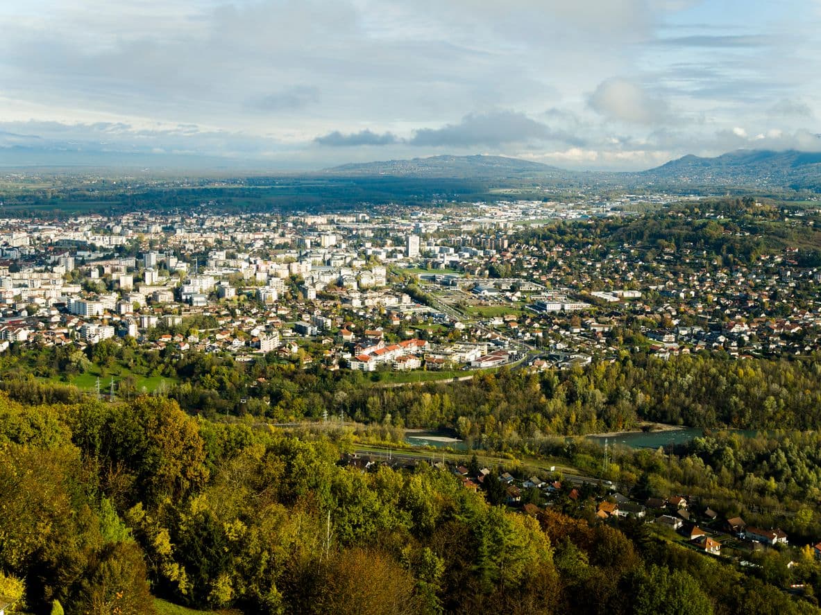 Vue aérienne sur la ville d'Annemasse et les Alpes