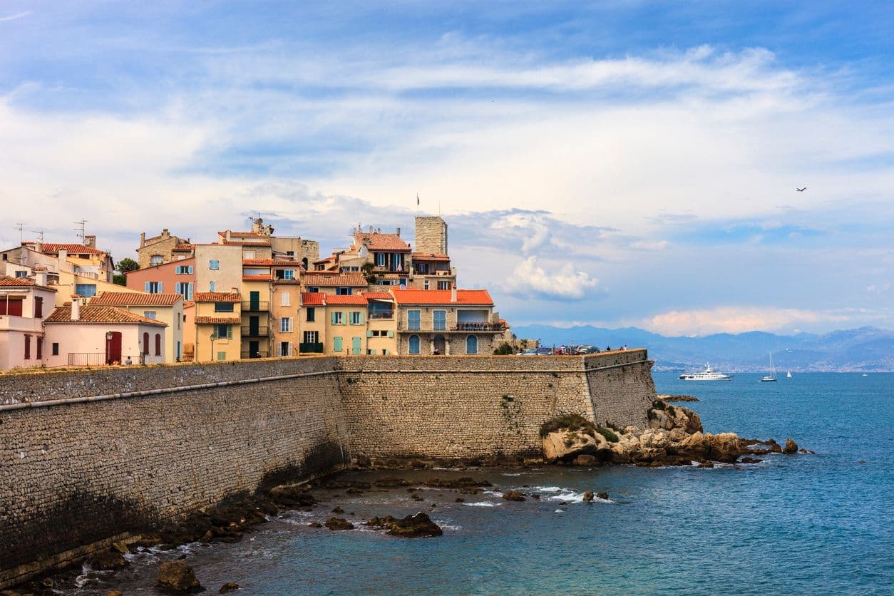 Le charme de la vieille ville d'Antibes ©Flavio Vallenari - IStock