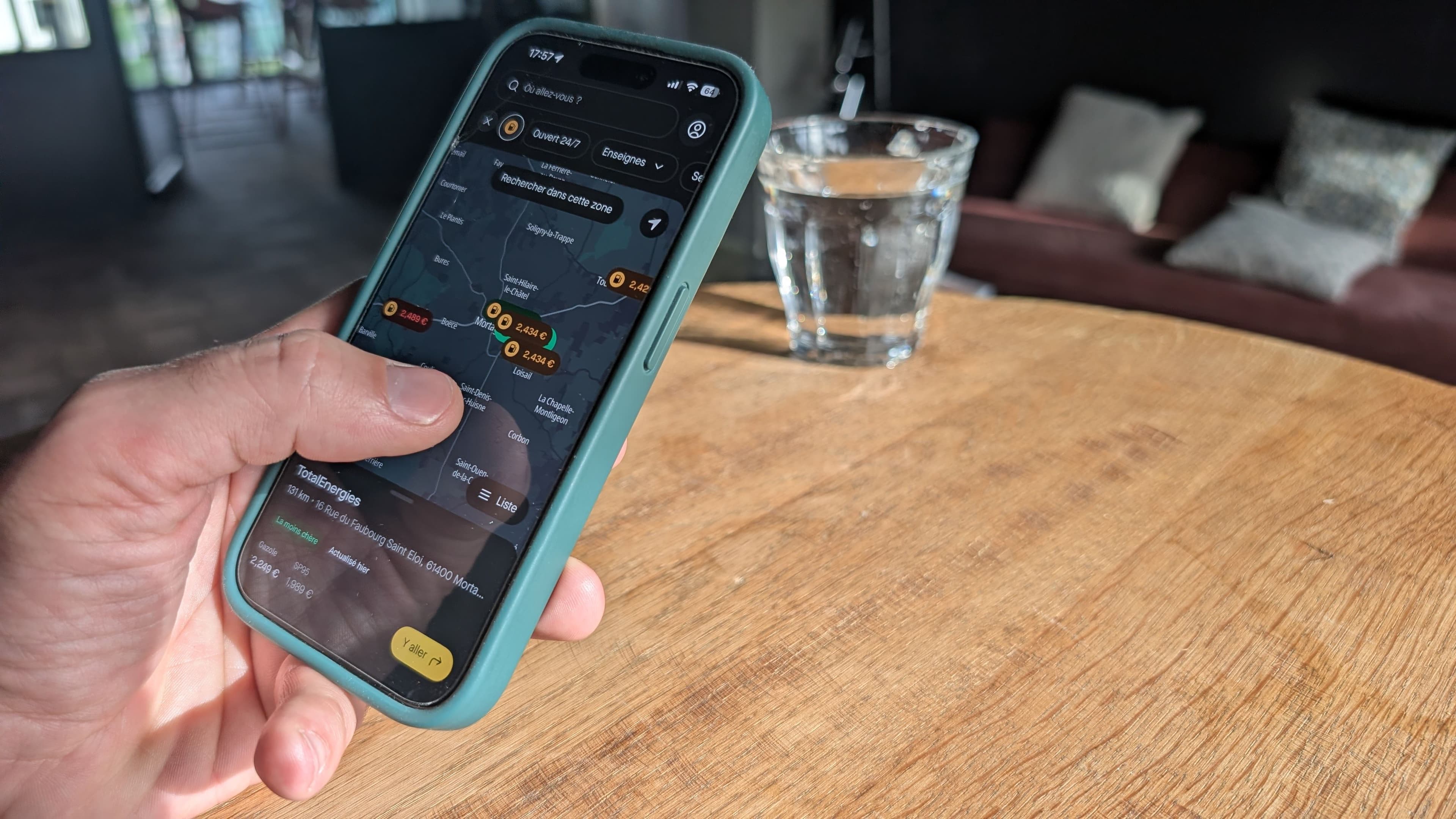 Un automobiliste recherche la station service la moins chère sur une application mobile