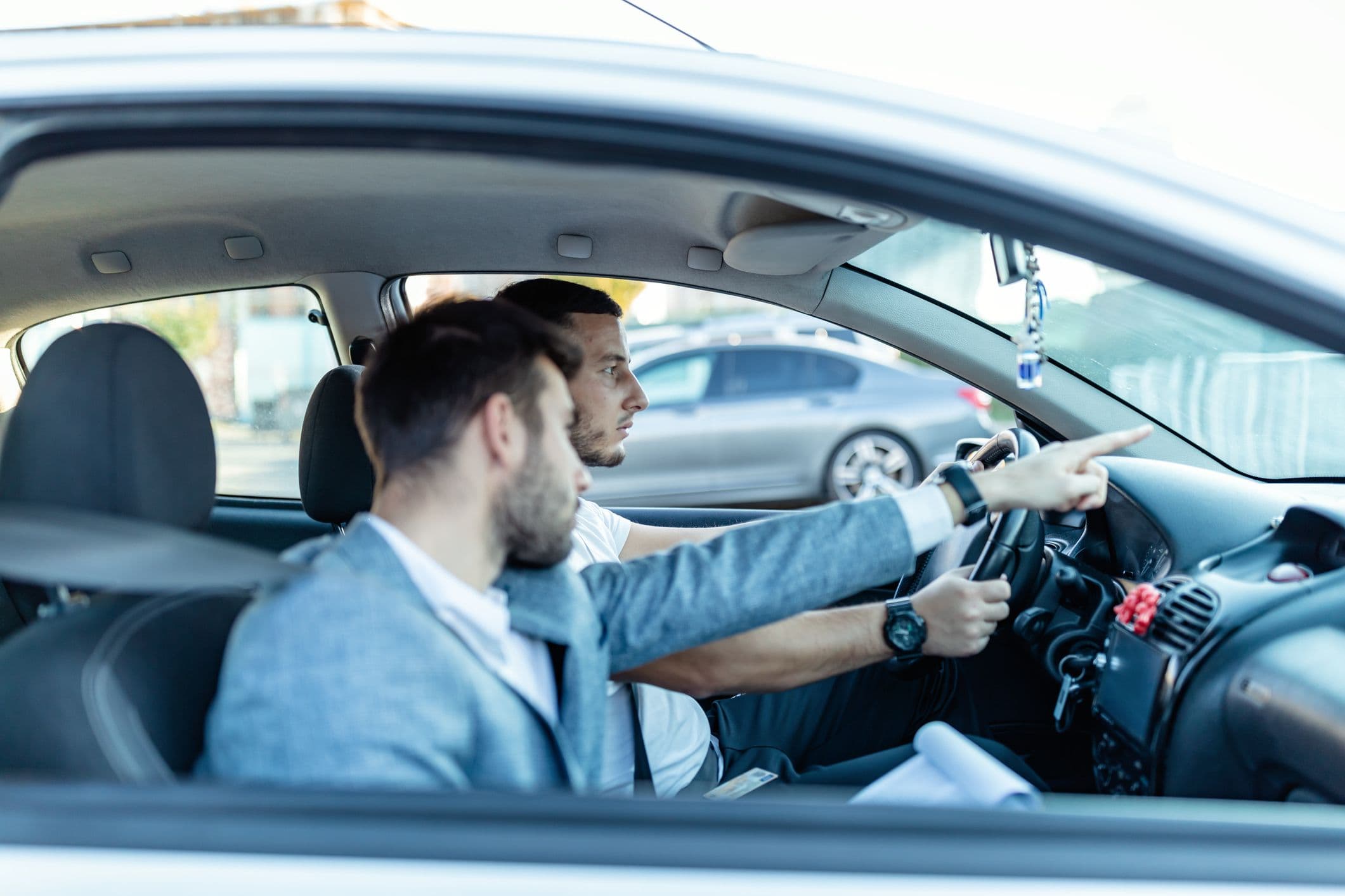 Un moniteur d'auto-école avec son élève en voiture.