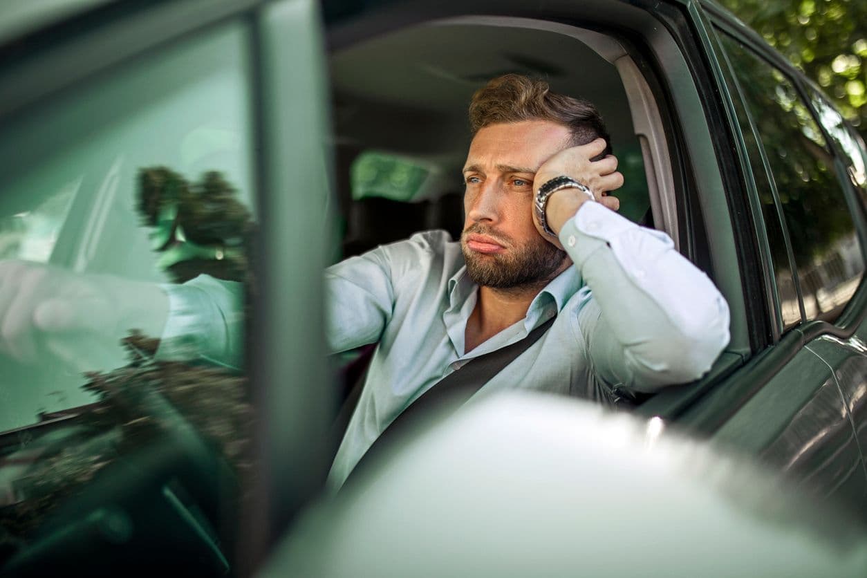 Un automobiliste visiblement désespéré dans les embouteillages