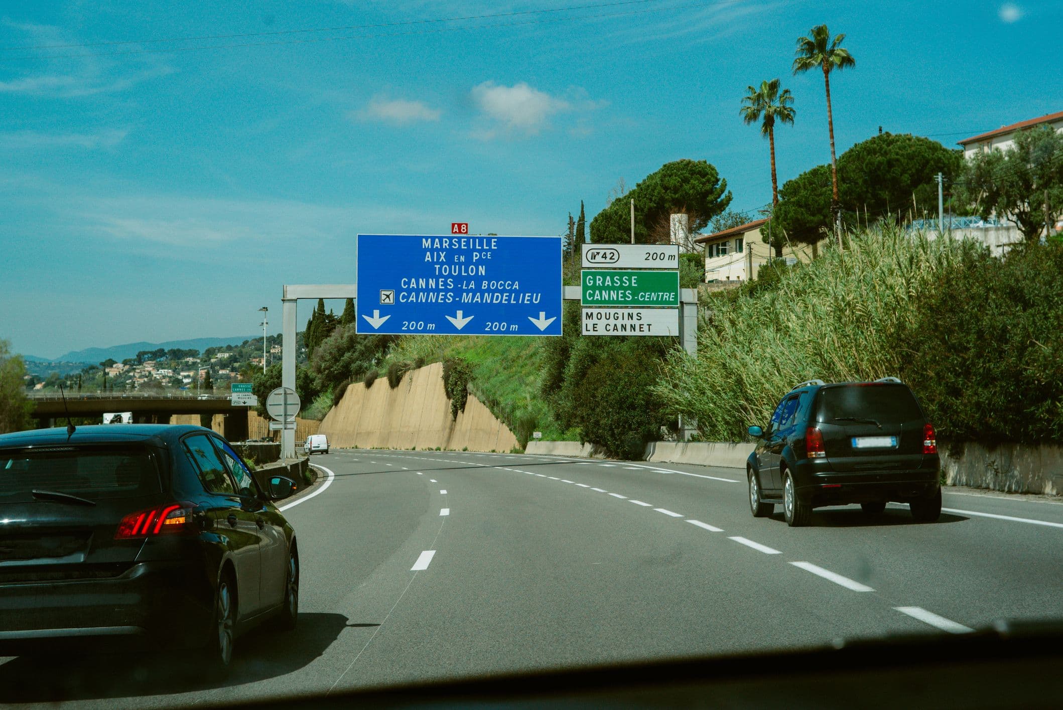 L'autoroute A8 en direction de Marseille, au niveau de la sortie 42 vers Grasse