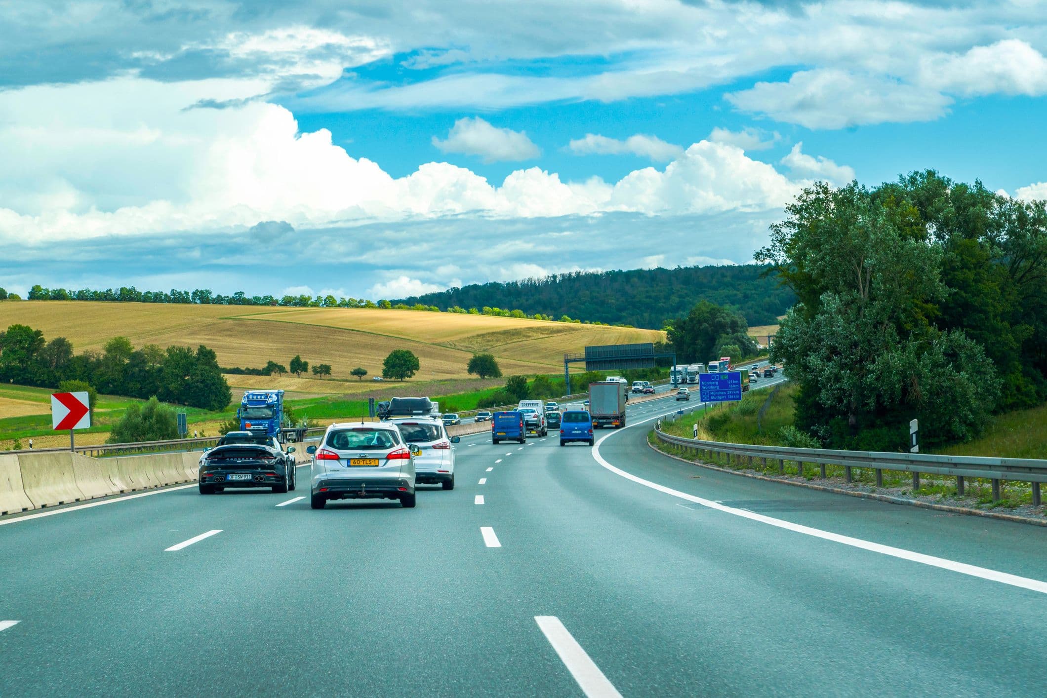 Une voiture qui se traine sur la file de gauche sur l'autoroute