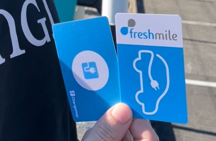 Un badge de recharge Chargemap et un badge de recharge Freshmile