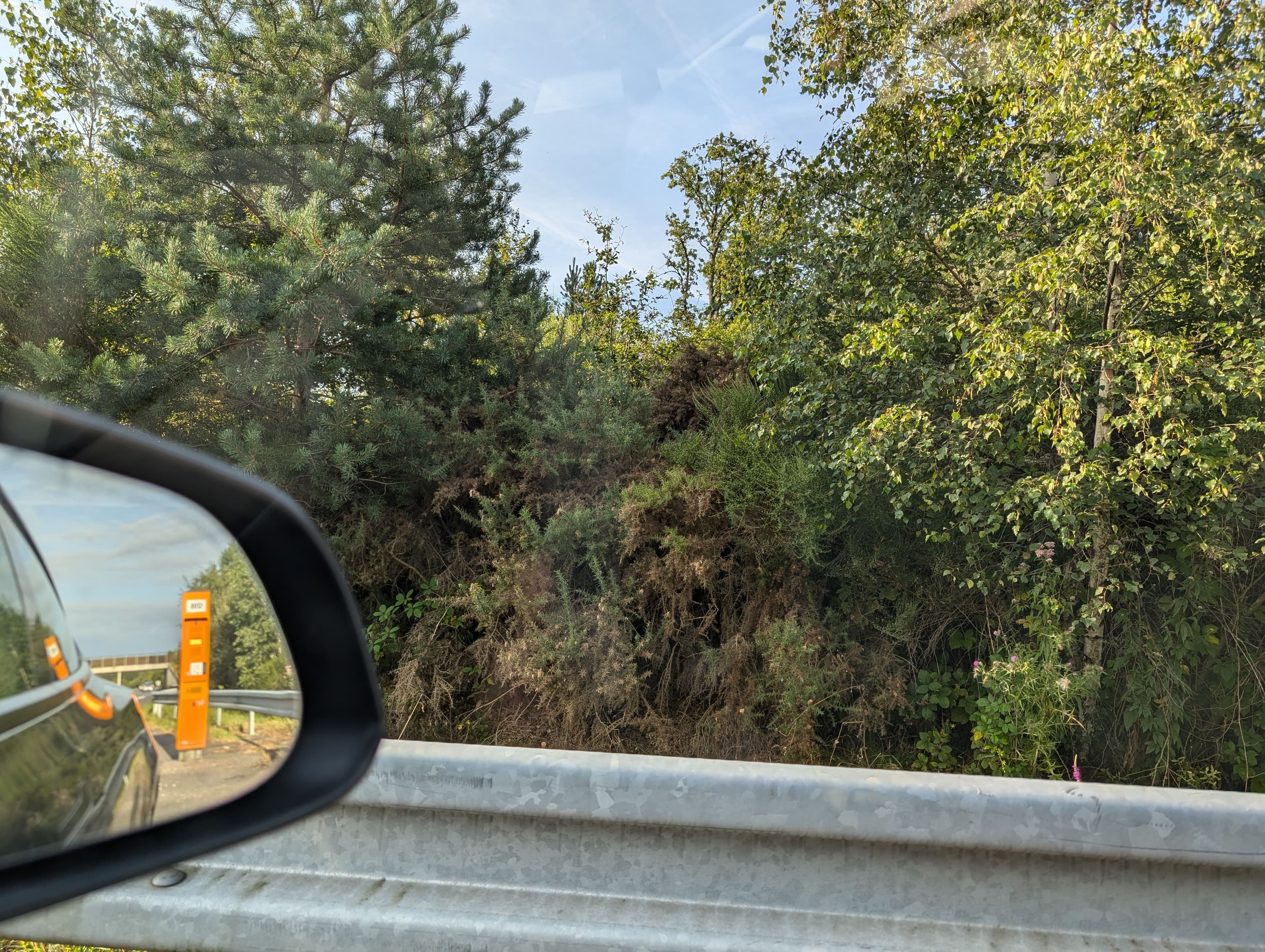 Bande d'arrêt d'urgence et borne SOS panne autoroute