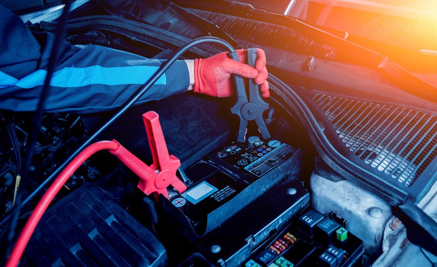 Peut-on dépanner une voiture thermique avec une batterie d'électrique?