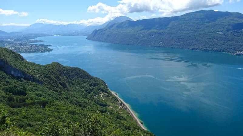 La vue du Belvédère de la Chambotte sur le Lac du Bourget. ©Corine Bertholet