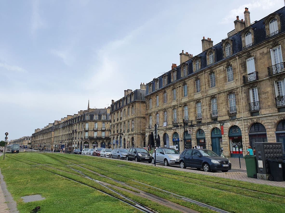 Voitures stationnées à côté du tram à Bordeaux. 