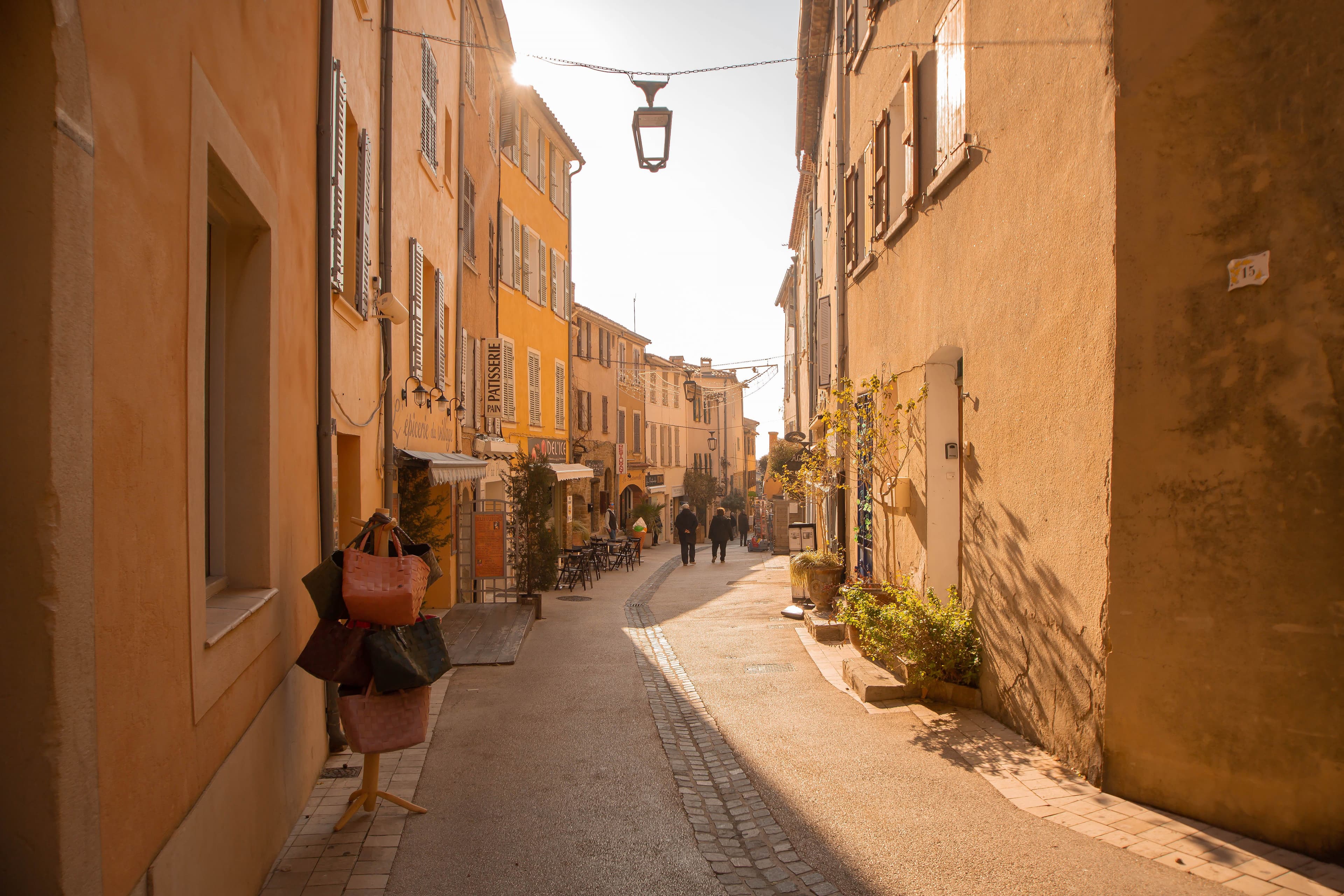 Qu'il fait bon flâner dans les ruelles médiévales de Bormes-les-Mimosas ! ©nature_voyages_decouvertes