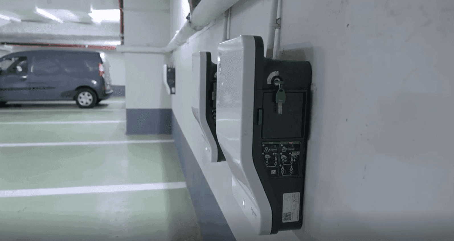 Une borne de recharge dans un parking souterrain.