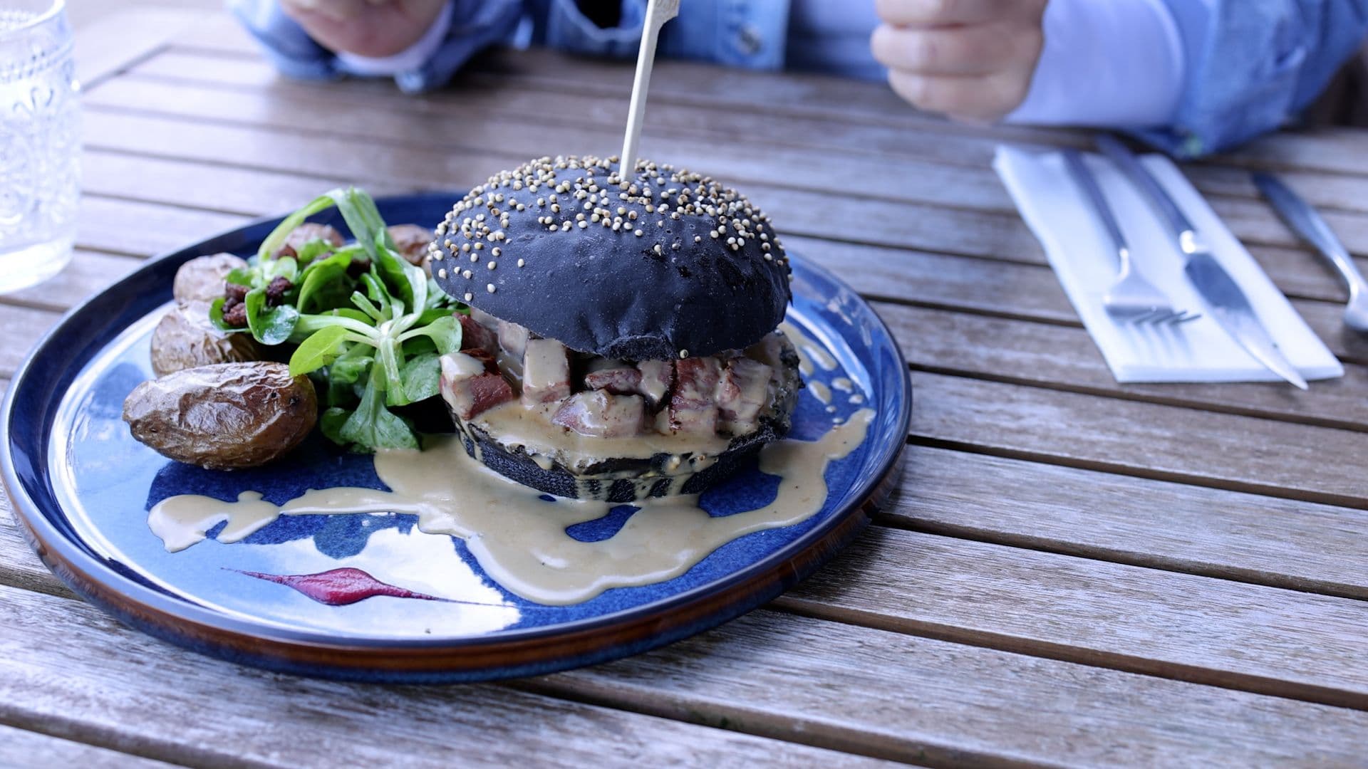 Le burger noir au magret de canard de Bistrot Potes. ©Roole