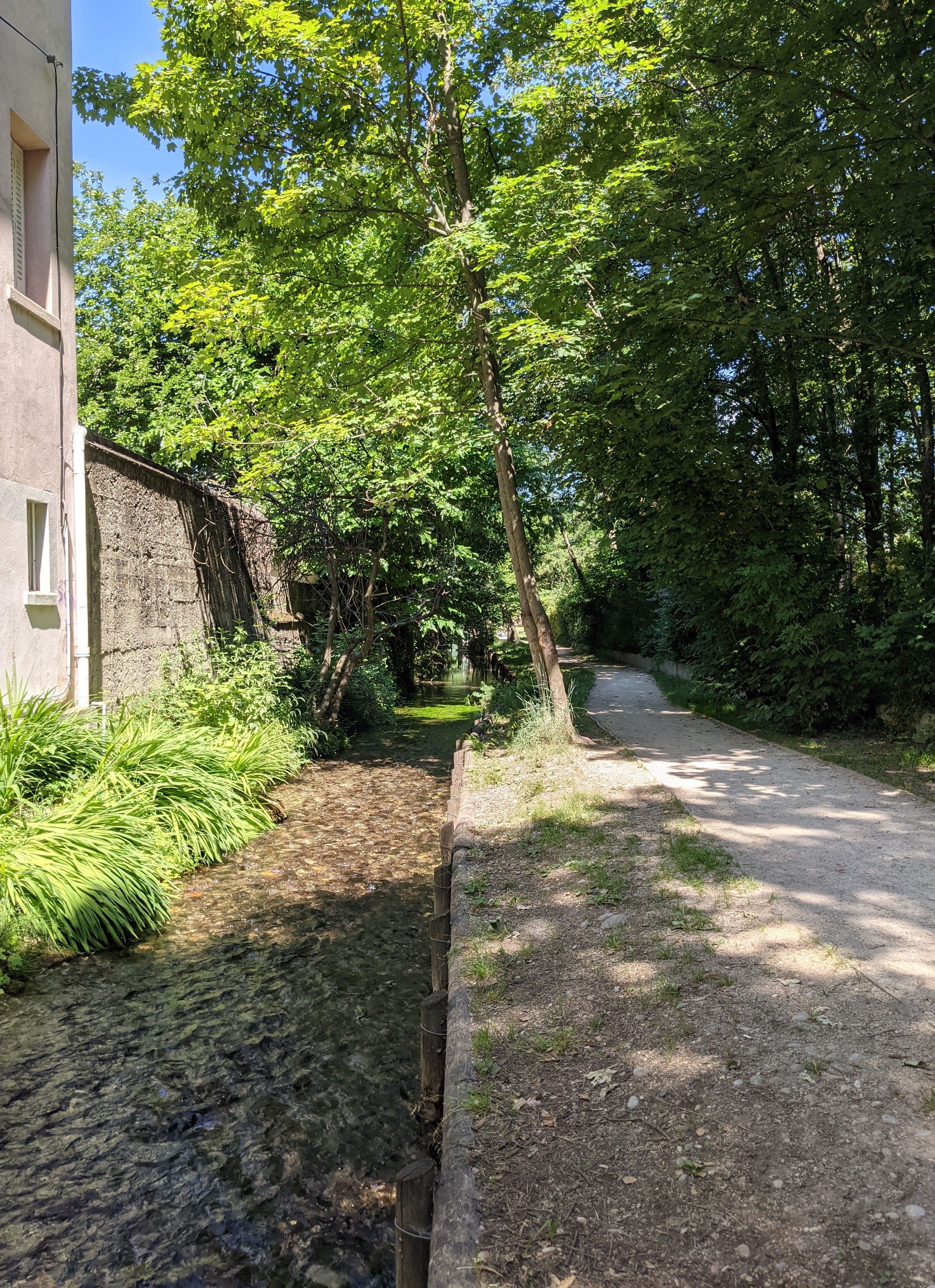 Les canaux de Valence offrent un écrin de verdure en plein centre-ville. ©Valence Romans Tourisme
