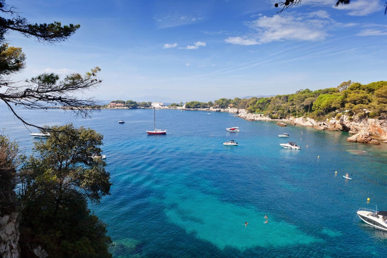 Longer le Cap d'Antibes, au plus près de la mer ©IStock/stocknshares
