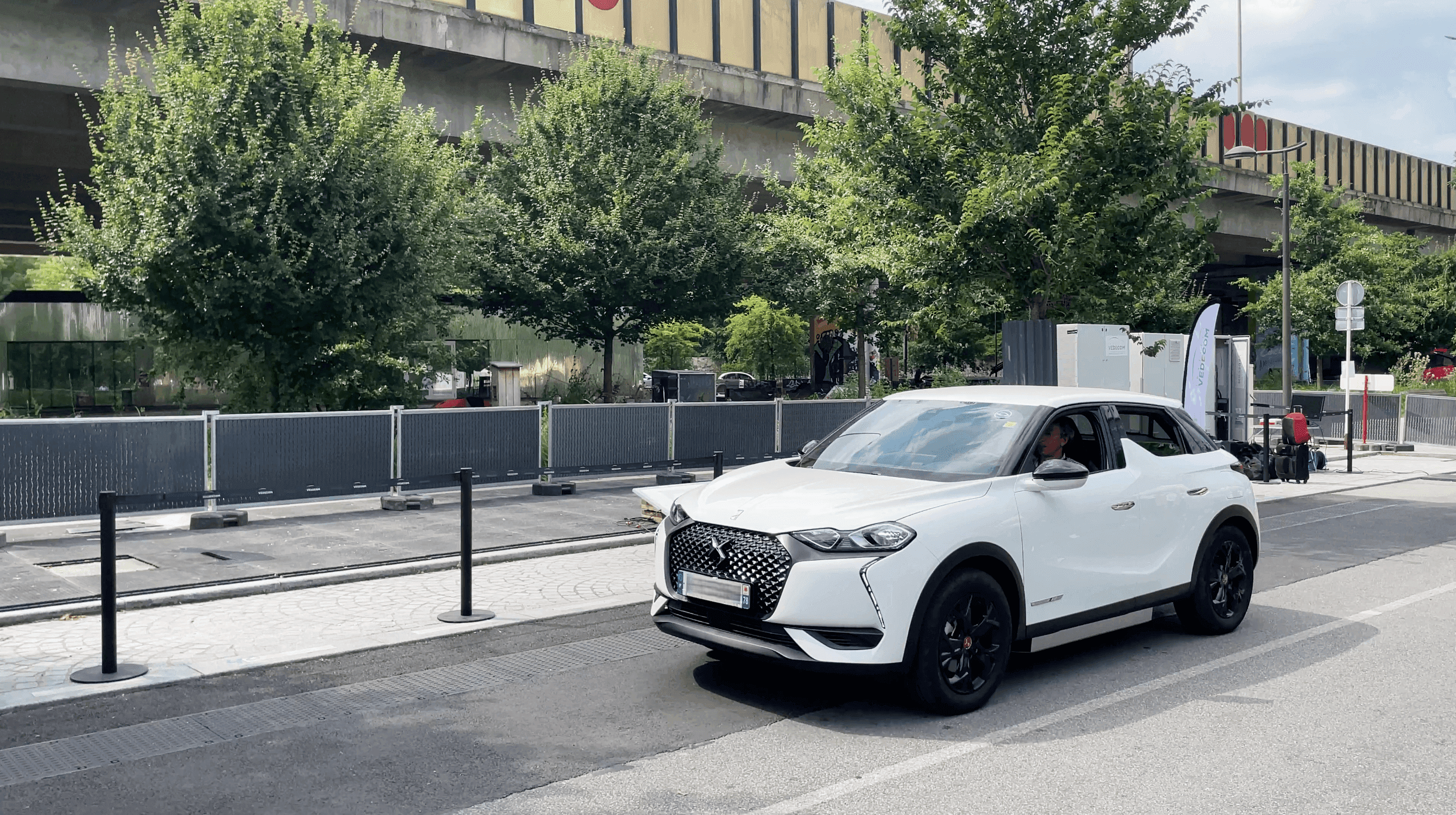 voiture-electrique-route-recharge