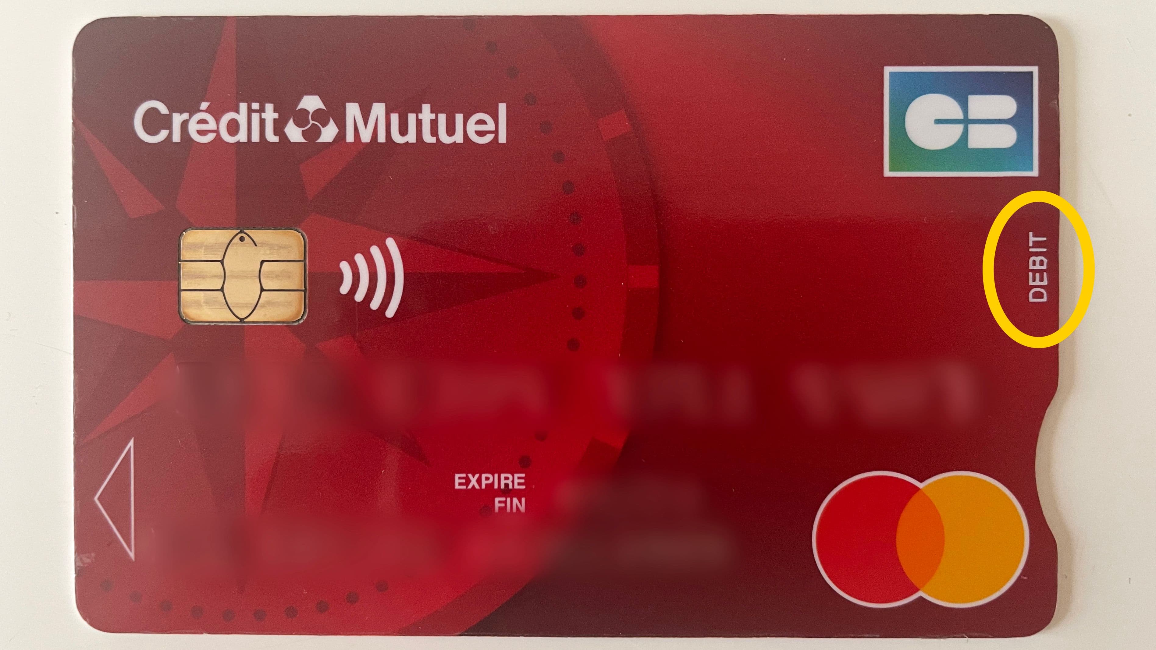 Pour savoir si votre carte de paiement est une carte de crédit ou une carte de débit, rien de plus simple : regardez la mention inscrite au recto ! ©Roole