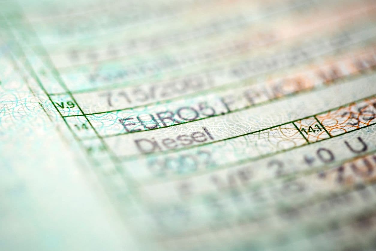 Zoom sur un certificat d'immatriculation.