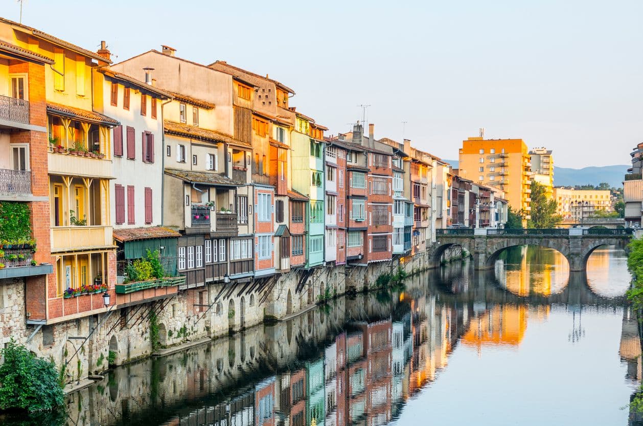 Les façades colorées le long de l'Agout à Castres ©clodio - IStock