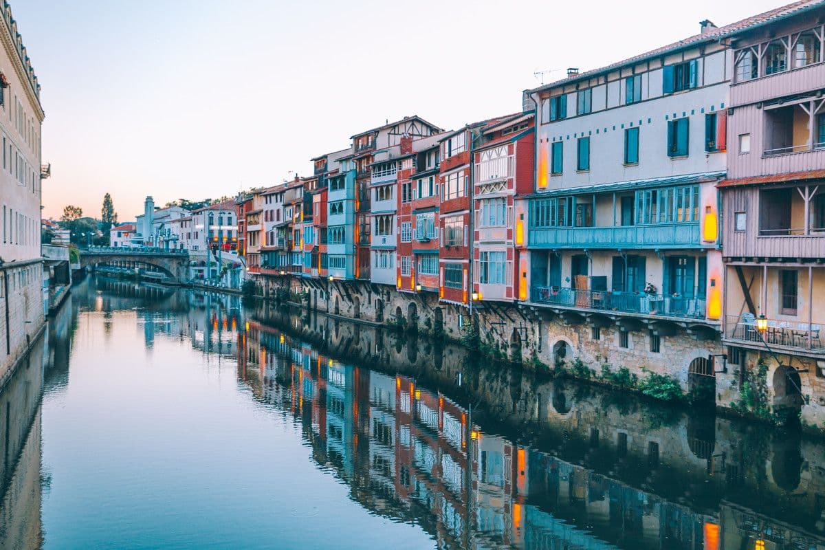 Les façades colorées le long de l'Agout à Castres. ©Tarn Tourisme