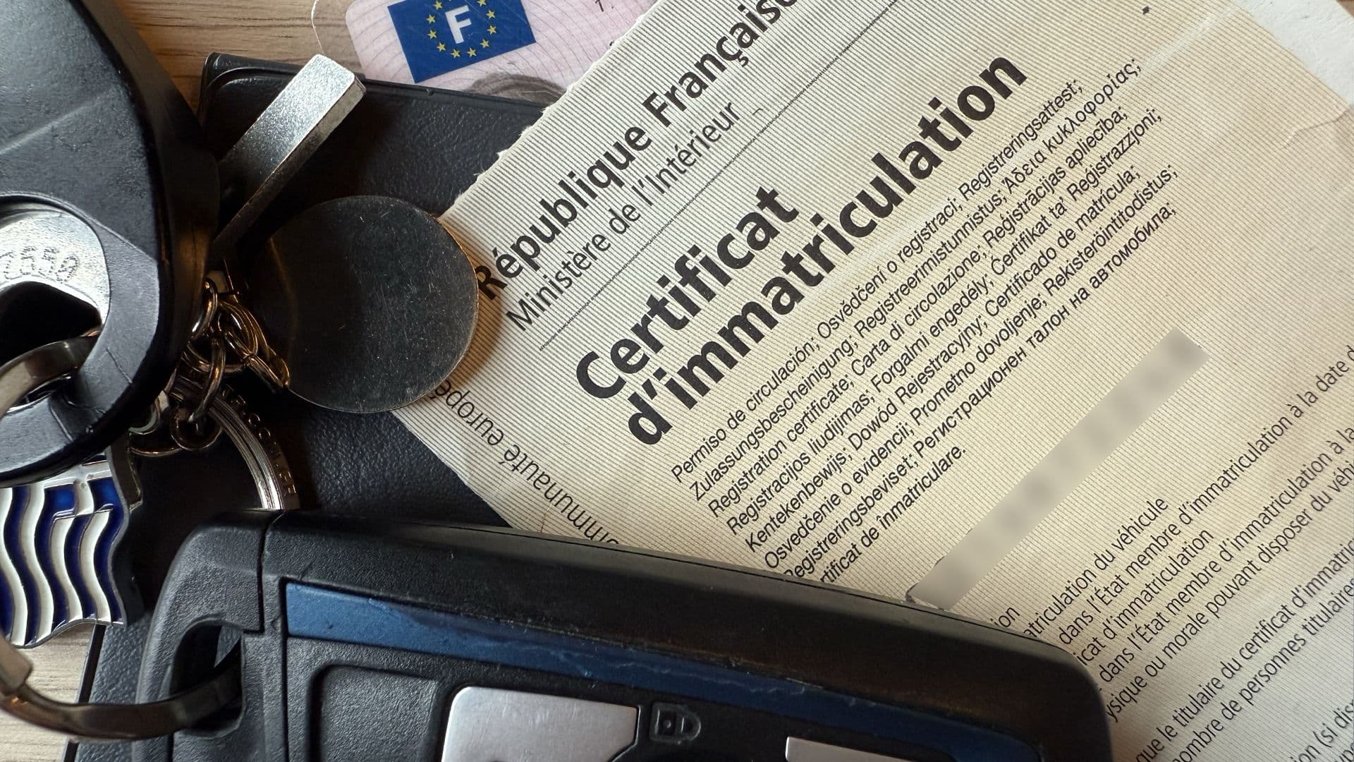 Certificat d'immatriculation avec des clés de voiture.