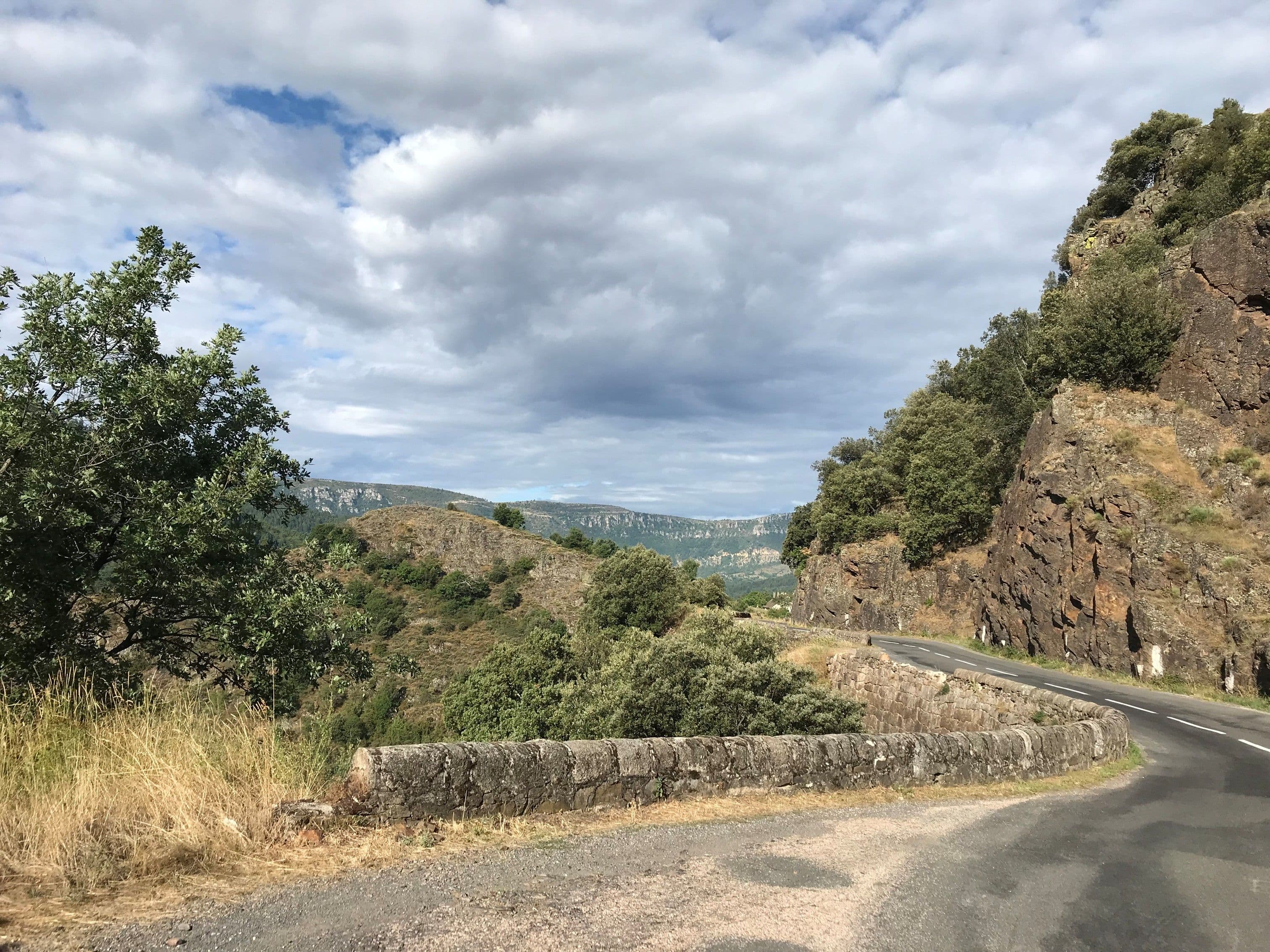 Une route sinueuse dans le parc national des Cévennes