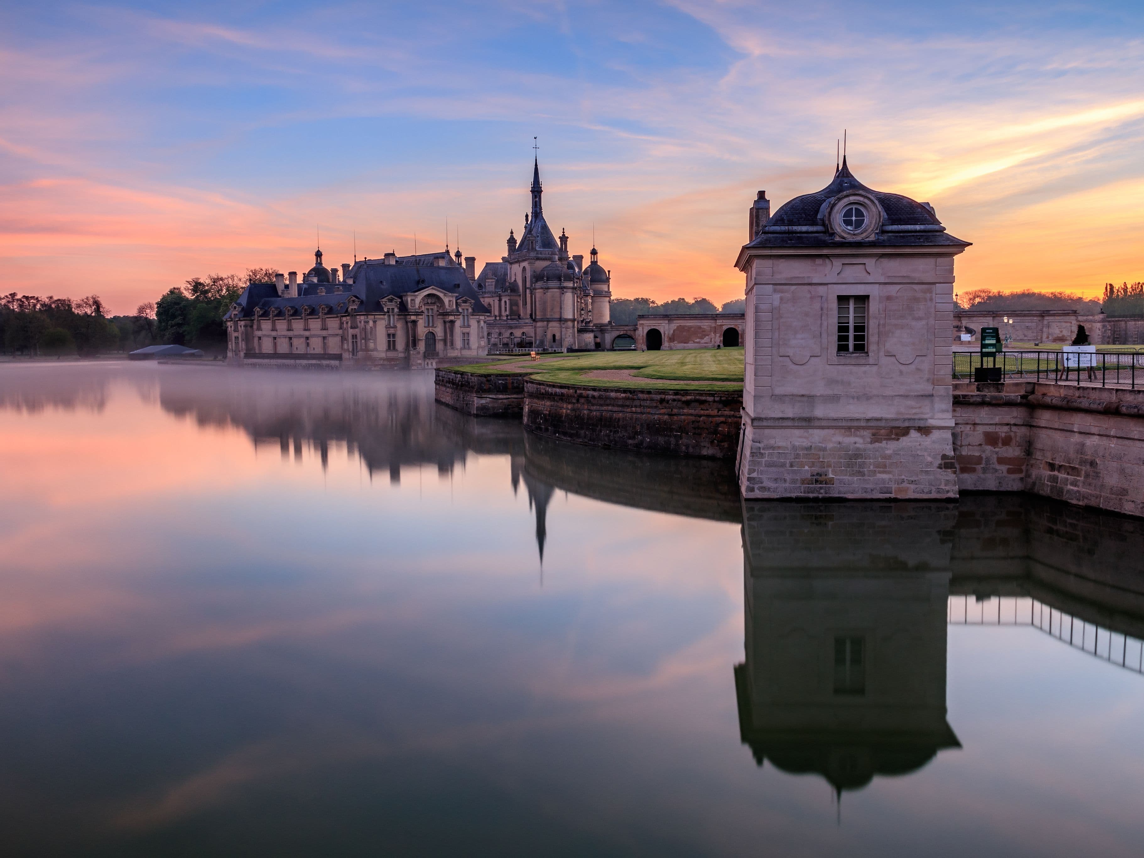 Le château de Chantilly au lever du Soleil. ©Michel Hincker.
