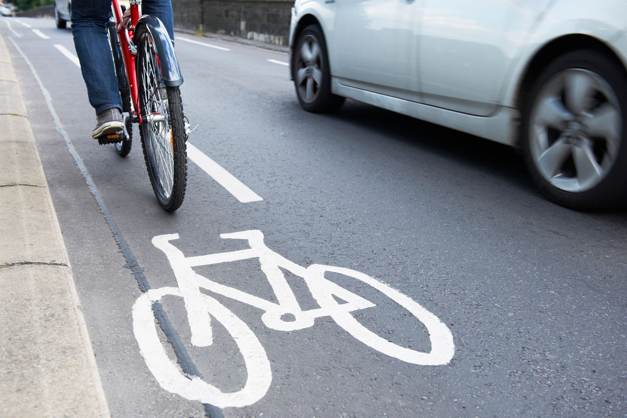 Image d'une piste cyclable sur la route.