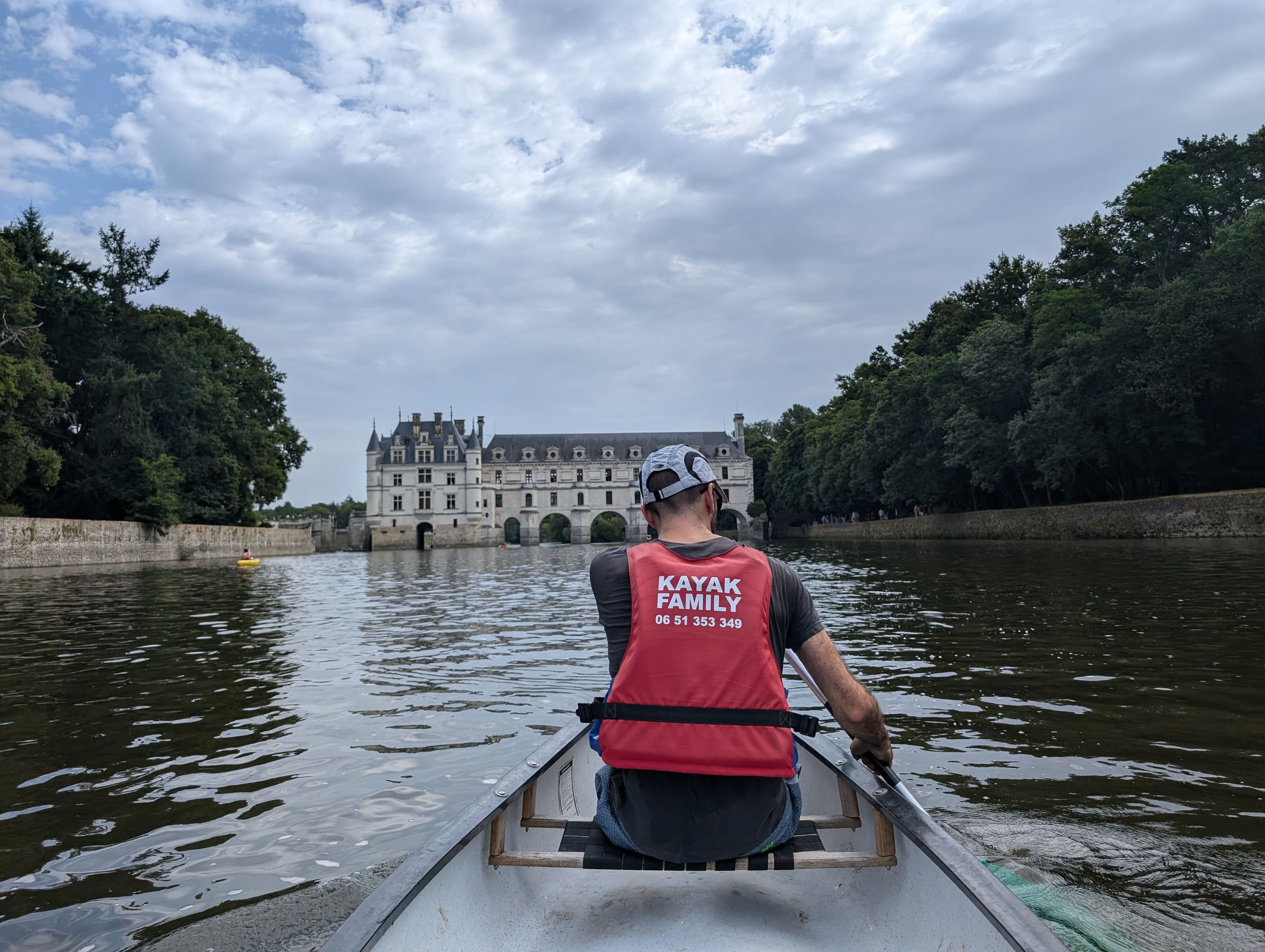 En canoë, on passe sous les arches du Château de Chenonceau. ©Roole