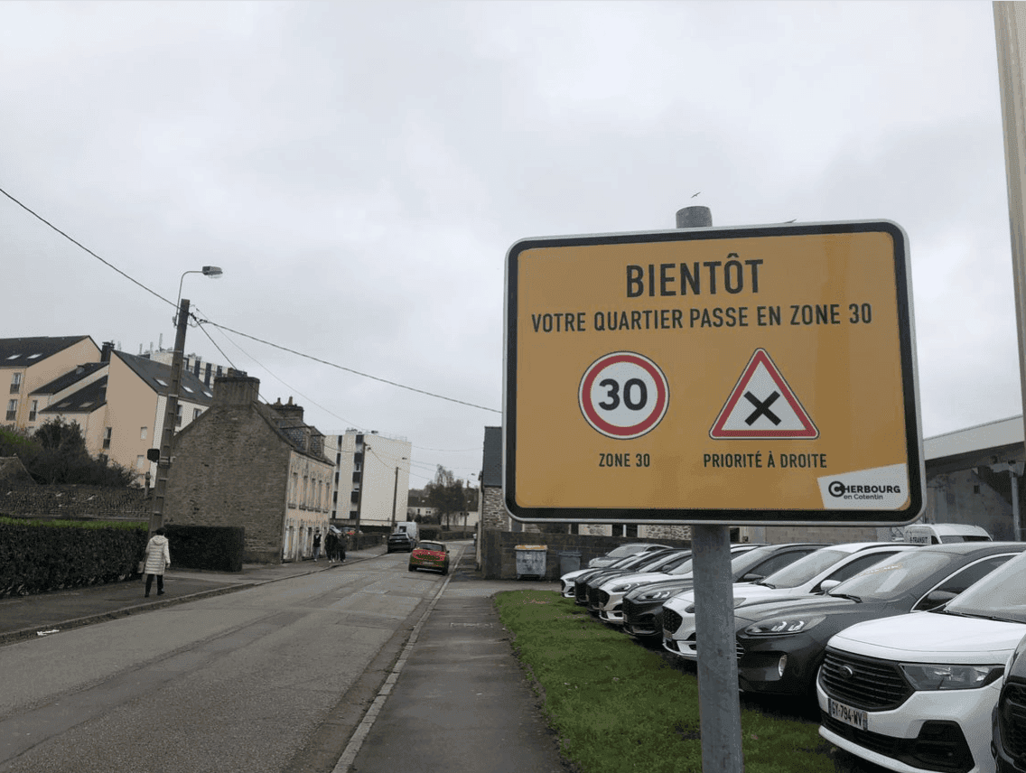 La ville de Cherbourg prépare les automobilistes à la limitation à 30 km/h. ©Roole